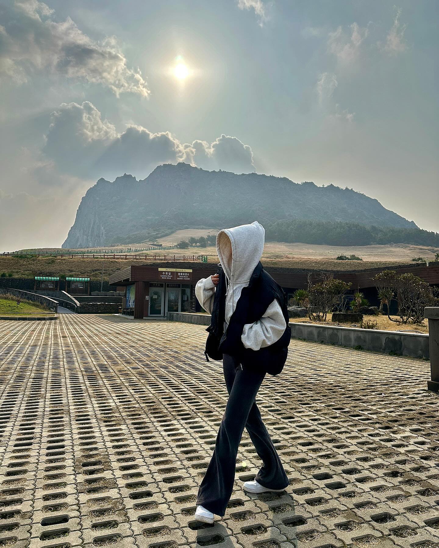 바람만 빼면 날씨 최고 ^_^~~~~🤍🤍 모자를 벗을래야 벗을 수 없음🥹
아침부터 #성산일출봉 갔다가 밥먹고
바다바다 많이 봤으니 #비자림 가서 초록초록한것도 왕창 보고 와땅🌳🌲🦥 
#제주도 #제주여행 #제주여행추천