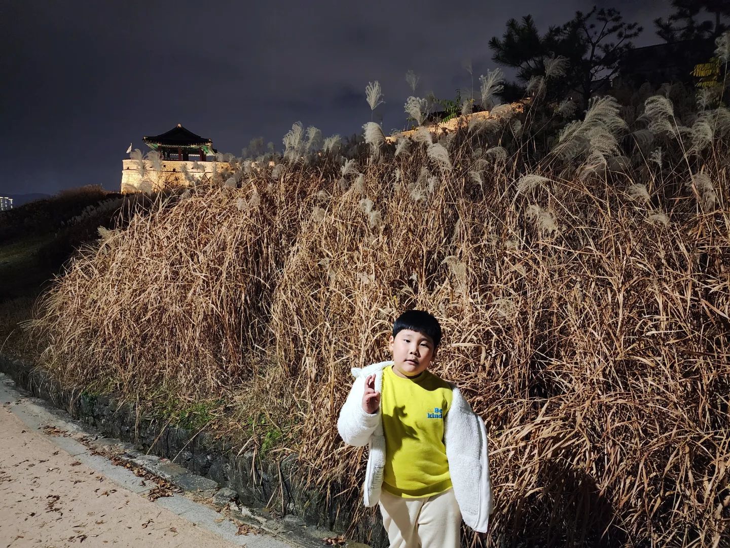 아빠와서 오늘은 장안공원산책💕
둘이 산책할땐 잘걷는데...
아빠만 오면 시작부터 힘들다고 난리...ㅠ
.
#산책#아들램##땡깡쟁이😤 #결국은#어부바
#아빠만힘든산책ㅋㅋ