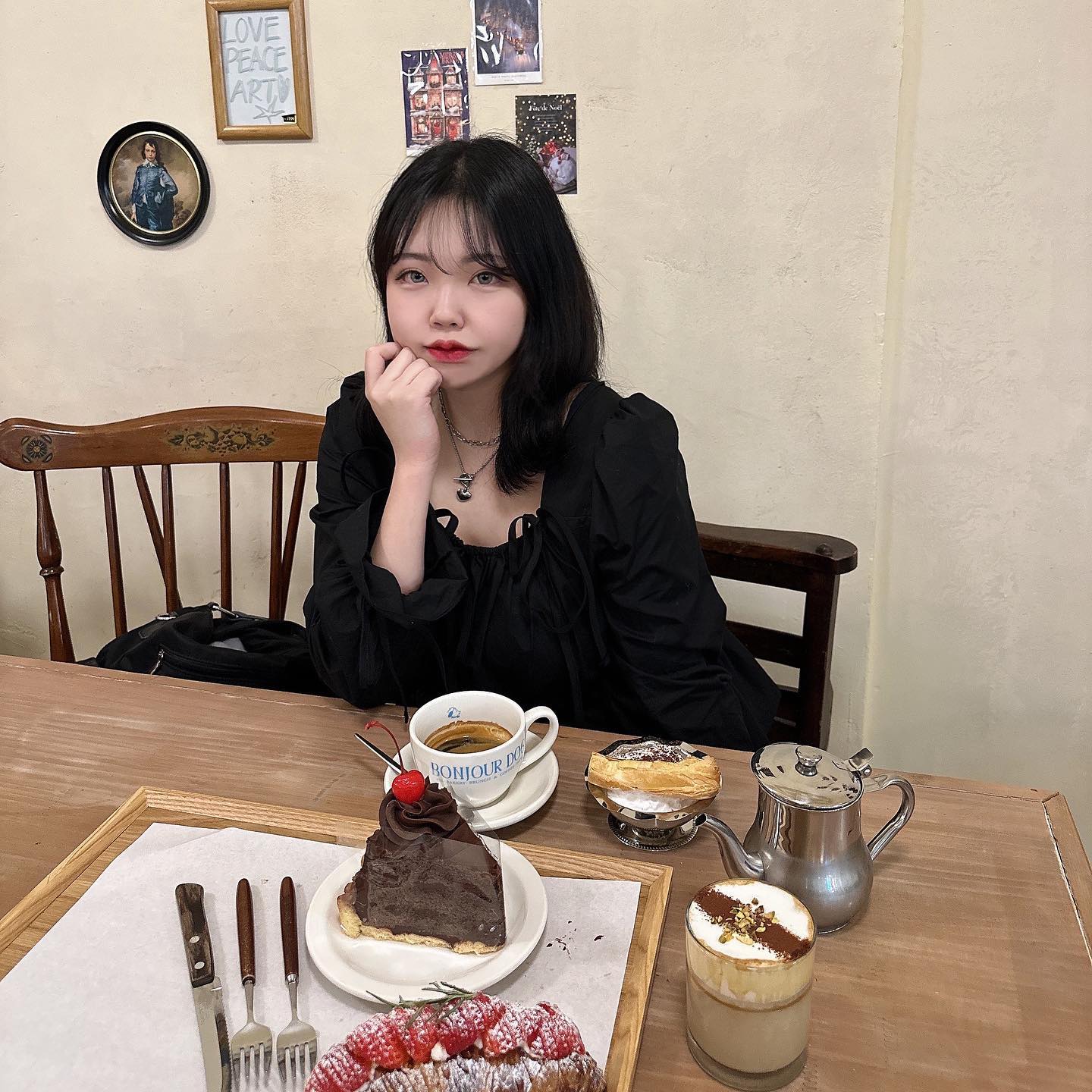 #광고 #협찬 

도심 속 작은 유럽 충장로 #봉쥬르도그베이크샵 🥨

데이트 코스로도 너무 좋고
친구들이랑 방문해서 인생샷 왕창찍기 필수👏

빵순이들 눈 돌아가는 소금빵🥐 케이크🍰

애견동반도 가능하다고 하니 반려견과 좋은 추억 남기기 좋을꺼 같아요!

외관도 너무너무 이뻣는데 나중에 날 풀리면
테라스에 앉아서 사진 왕창 찍을 예정🫶

📍bonjourdog_bakeshop
📍광주 동구 서석로7번길 12-25 1층
📍영업시간 11:30 - 21:30
  라스트오더 20:50

#광주카페추천 #불로동카페 #충장로카페 #충장로베이커리 #광주카페 #광주베이 커리카페 #충장로맛집 #광주맛집 #충장로데이트 #광주데이트 #카페추천