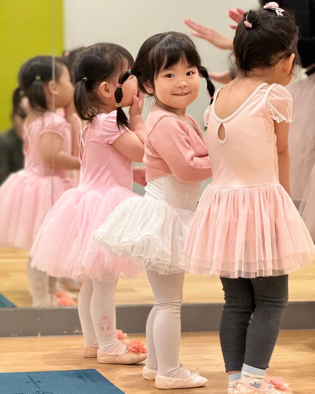 너무 오랜만이죠🥹
간만에 쉬는 날이라 피드를 올려요

소랑이도 그 사이에 발레 실력이 쑥쑥

이모들이 봐도 잘하죠?

요즘 스냅 촬영한다구 정신이 없네요
소랑이 일상 자주 올릴게요🙌

sorangsnap 
sᴏʀᴀɴɢ sɴᴀᴘ 오픈했어요 
구경오셔서 팔로우도 눌러주시면 감사하겠습니다🥹