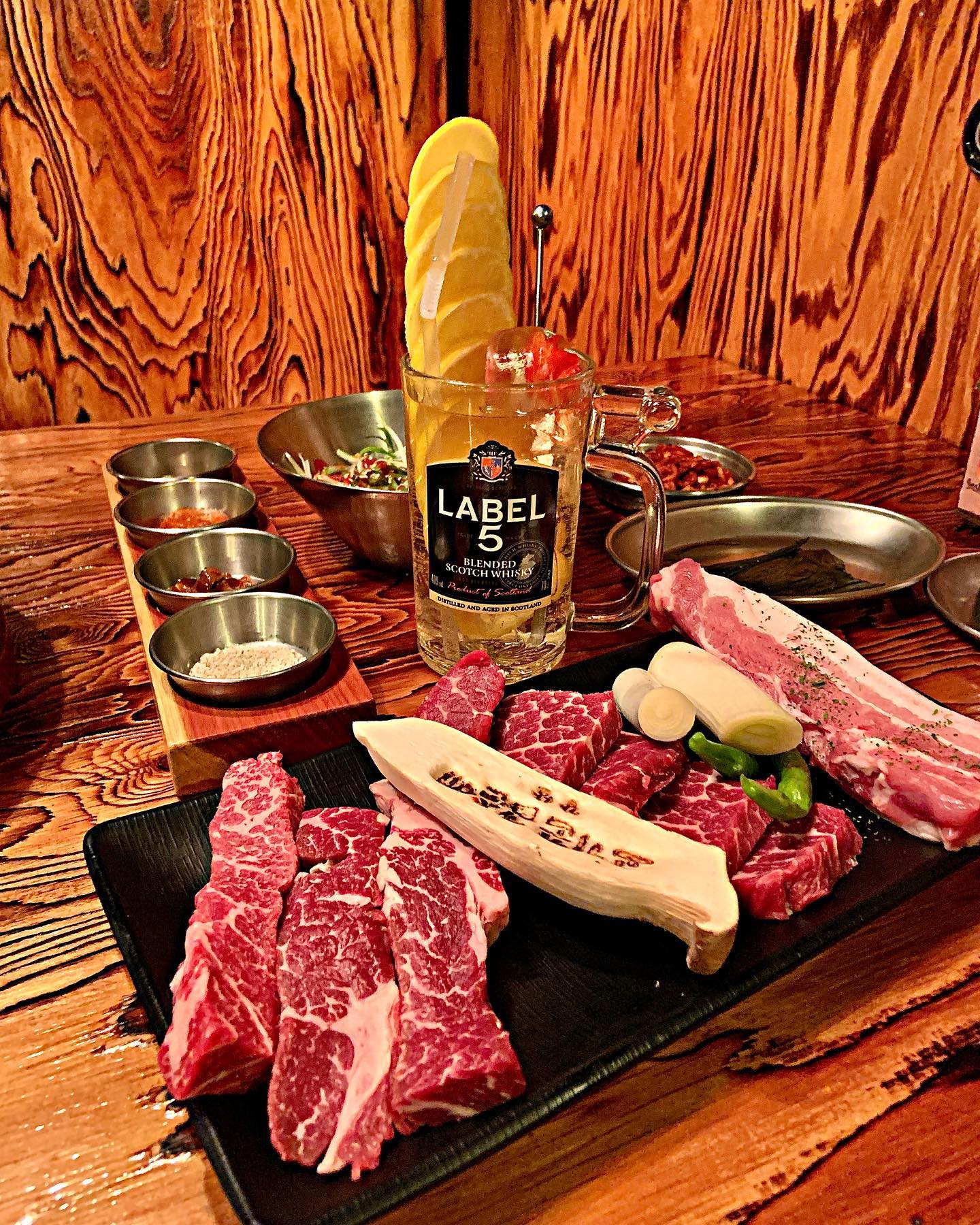 하이볼 받자마자 바로 구석에 숨김, 비쥬얼 왜 저러냐고요.
고기 맛은 좋네 .. 이렇게 맛있는 고기라면 혼자서 4인분도 가능할듯(허세)

#고기꾼김춘배강남점 #고기꾼김춘배