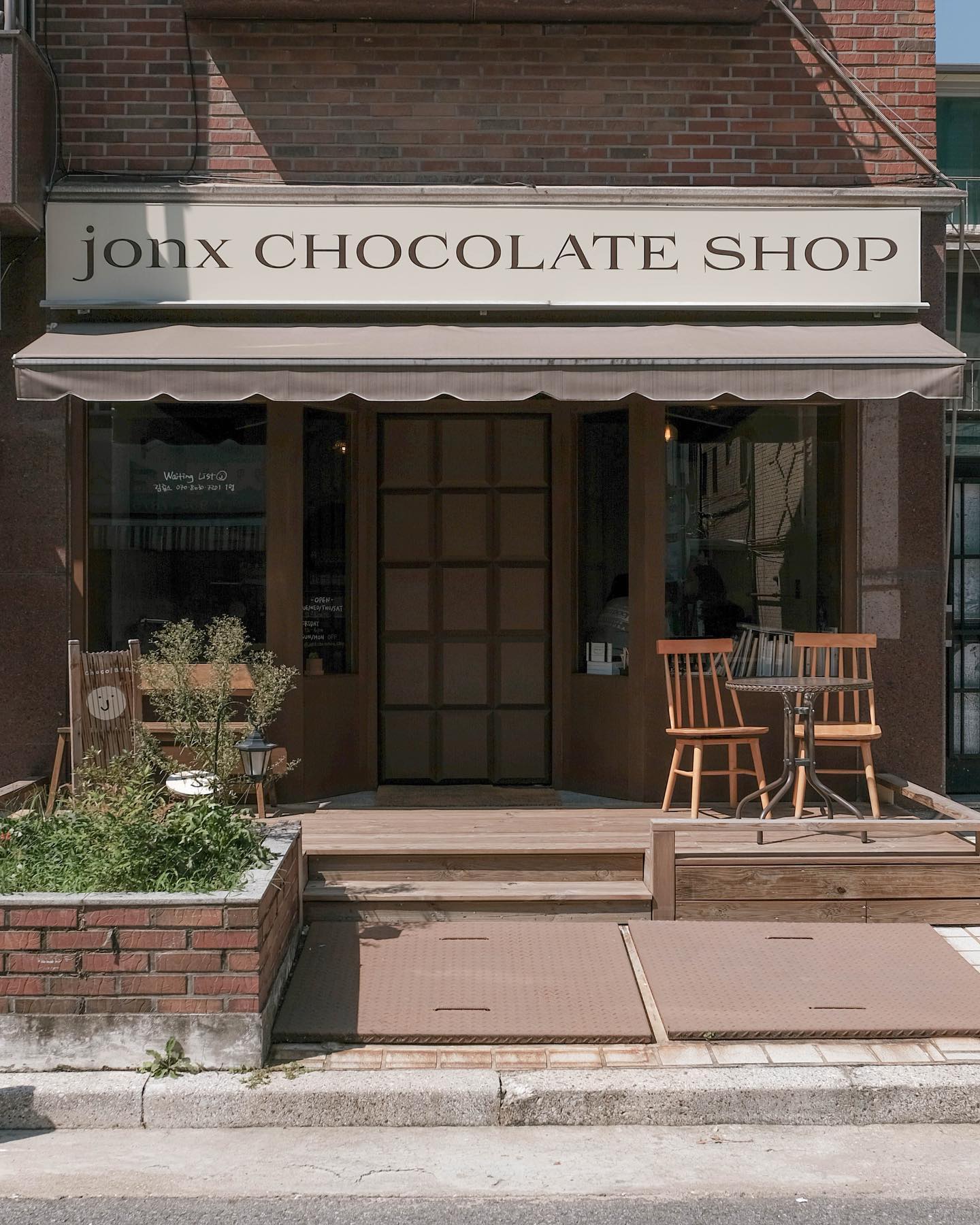 윌리웡카가 카페를 차린다면 이럴까??🍫
외관부터 내부까지 초콜릿색 가아아아득한 곳, 죵스 초콜릿샵

메뉴도 초콜릿으로 가득해요!
초콜릿원액을 녹여 논 죵스프레소부터 초콜릿은 물론이고
크래커에 발라놓는 크림초코까지...🤎

초콜릿에 진심인 분들은 꼭 가셔야하는 곳이에요!! 
내부소품도 초콜릿, 카페 문도 초콜릿인게 너무 귀엽지않나요ㅎㅎ🐻

📍죵스초콜릿샵