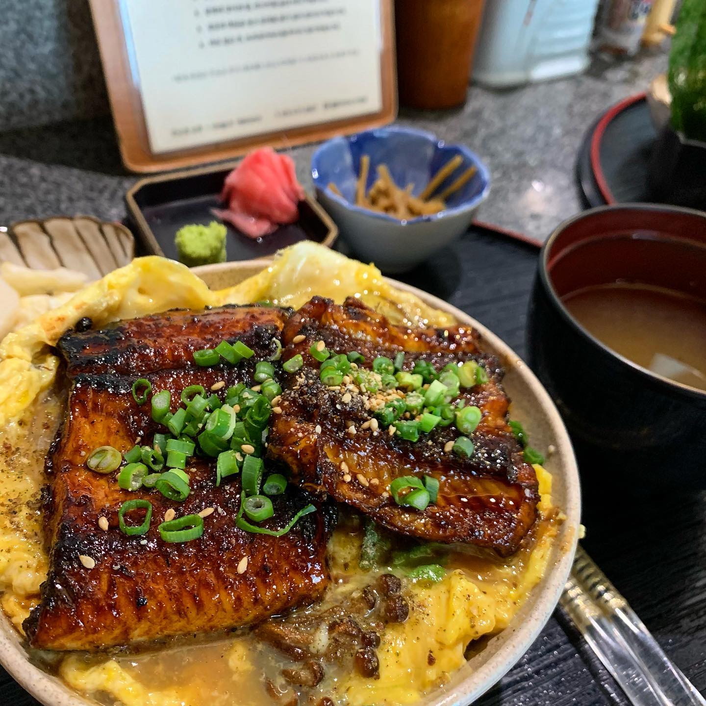 게시물 너무 오랜만에 올리네요🥹
오늘은 기운번쩍 장어덮밥🫶
.
연남동 ”심원“
예약하고 방문했어요🙆‍♀️
처음에 예약받을때 주문을 먼저 
하길래 음식이 바로 나올줄 알았는데
30분정도 더 기다려서 받았어요,,🫠
밥때문에 늦어졌다고 하시더라구용
미리 알려주셨으면 좋았을텐데,,🥲
.
우나기동,민물장어 덮밥 기본
이렇게 두가지 시켜봤어요🙌
민물장어 덮밥은 살도 오동통하고
맛있더라구요‼️
같이나오는 감태랑 싸먹으면,,🥳
우나기동은 덮밥만 두개시키면
재미없을거같아서 주문한건데
생각보다 계란때문에 부드러워서
너무 맛있더라구요,,,⭐️🤦‍♀️
.
우니 김마끼는 저보다는 언니가
좋아해서 시켜봤는데 
한입 먹어봤더니 생김이 쳐큼 
눅눅해져서 질기고 밥이 감태로
한번더 둘러져있어서 좀더 강한것
간더라구요🤔
밥양이 좀 많은거같기도하고,,
.
그래도 장어덮밥은 만족🤩
앞으로 자주 오도록할께요🙏🏻
좋은하루 보내세요🙆‍♀️
#연남동 #연남맛집 #장어덮밥