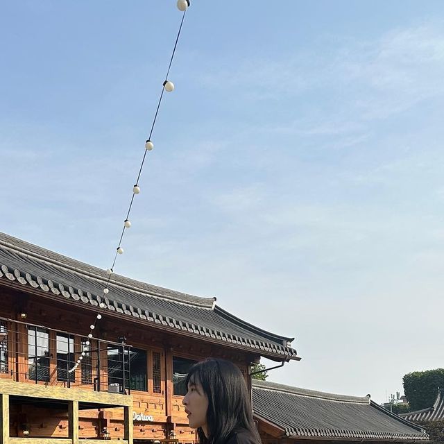 최규리 on Instagram: "#광고 #행궁동카페 #카페도화 1,000평의 잔디 마당에서 시간을 보낼 수 있어요!🌿 지난 추석 연휴, 아부지가 가보고 싶다고 찾아놨던 곳인데 감사히 제공해주셔서