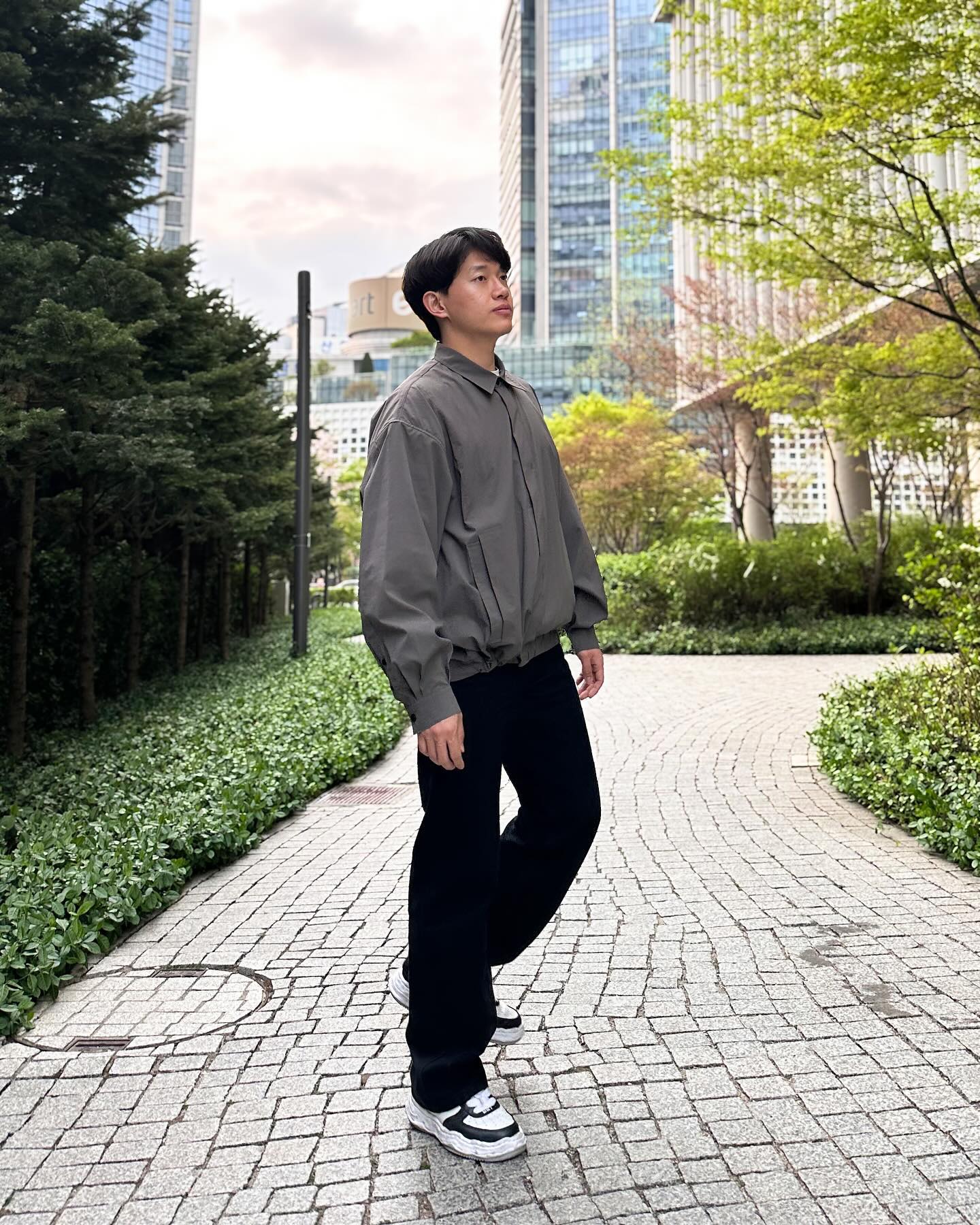 셔츠 같은 점퍼? 점퍼 같은 셔츠?
아우터 느낌의 송지오옴므 셔츠
뒷면 디테일이 매력적😎😎
.
.
.

Shirt: songzio_official 
Pants: wooyoungmi 
Shoes: miharayasuhiro_official