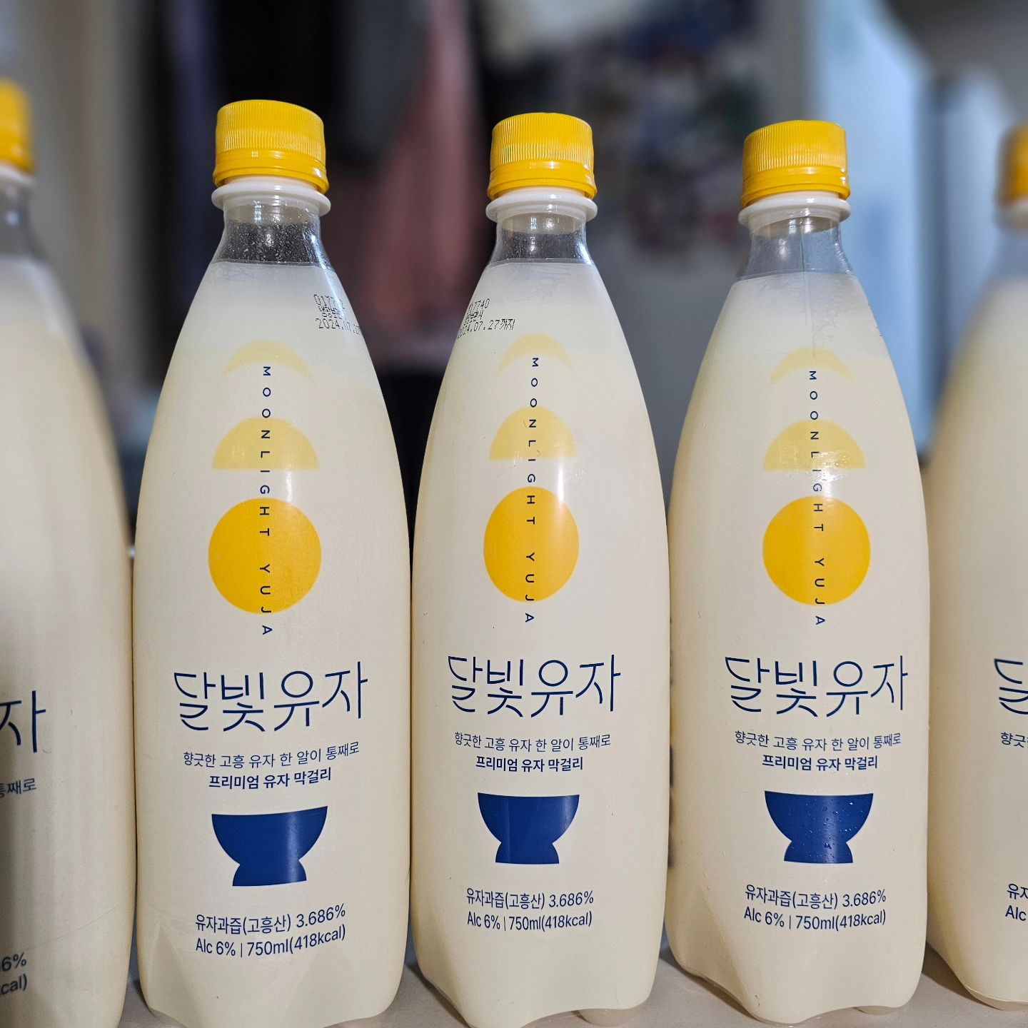 #협찬 푸파원이 간다📢 #달빛유자막걸리

📌제품명 : 달빛유자(dalbit.life_official )

와, 정말이지 
한 알의 향긋한 고흥 유자가
그대로 병 안에 쏙! 들어가 있다니
마시는 순간 유자의 상큼함이
입 안 가득 퍼져

게다가 이번엔 디자인까지 
새롭게 바뀌었대. 

유자처럼 노란 달이 차오르는 
모습을 병에 담았다니, 
마실 때마다 기분까지 업되는 느낌이야.

무엇보다 인공 향이나 색소는
전혀 안 쓰고, 천연 벌꿀로 단맛을
더해 자연스러움이 물씬 풍겨. 

2023년에는 대한민국 주류대상에서도
 '베스트 of 2023'을 받았고,
쌀가공품 품평회에서도 상을 탔다니까. 

소믈리에들도 인정한 퀄리티, 
정말 궁금하지 않아?

전이랑 같이 먹으니까 향긋한 유자향과
안주가 어우러져서 너무 맛있더라구 

TIP )) 살짝 얼려서 먹으면 더 맛있다구!

푸디특파원이 전하는 맛집 정보 궁금하면 
▼▼▼▼▼▼▼▼▼▼▼▼▼▼▼▼▼▼
foodie.taro ‘팔로우’ 해봐!
▲▲▲▲▲▲▲▲▲▲▲▲▲▲▲▲▲▲

또보고 싶은 컨텐츠에 “좋아요”
같이 갈 친구에게 “공유”
가보고 싶은 맛집은 “저장”
푸디랑 같이 취재하고 싶다면 “팔로우”
푸디에게 할말이 있다면 “DM”

※ 지나친 음주는 뇌졸중, 기억력 손상이나 치매를 유발합니다.임신 중 음주는 기형아 출생 위험을 높입니다.

 #달빛유자 #달빛유자막걸리 #서울장수 #고흥유자 #막걸리 #유자막걸리 #신제품 #푸파원 #푸파원_리뷰
 
오늘 막걸리 한잔 어때?