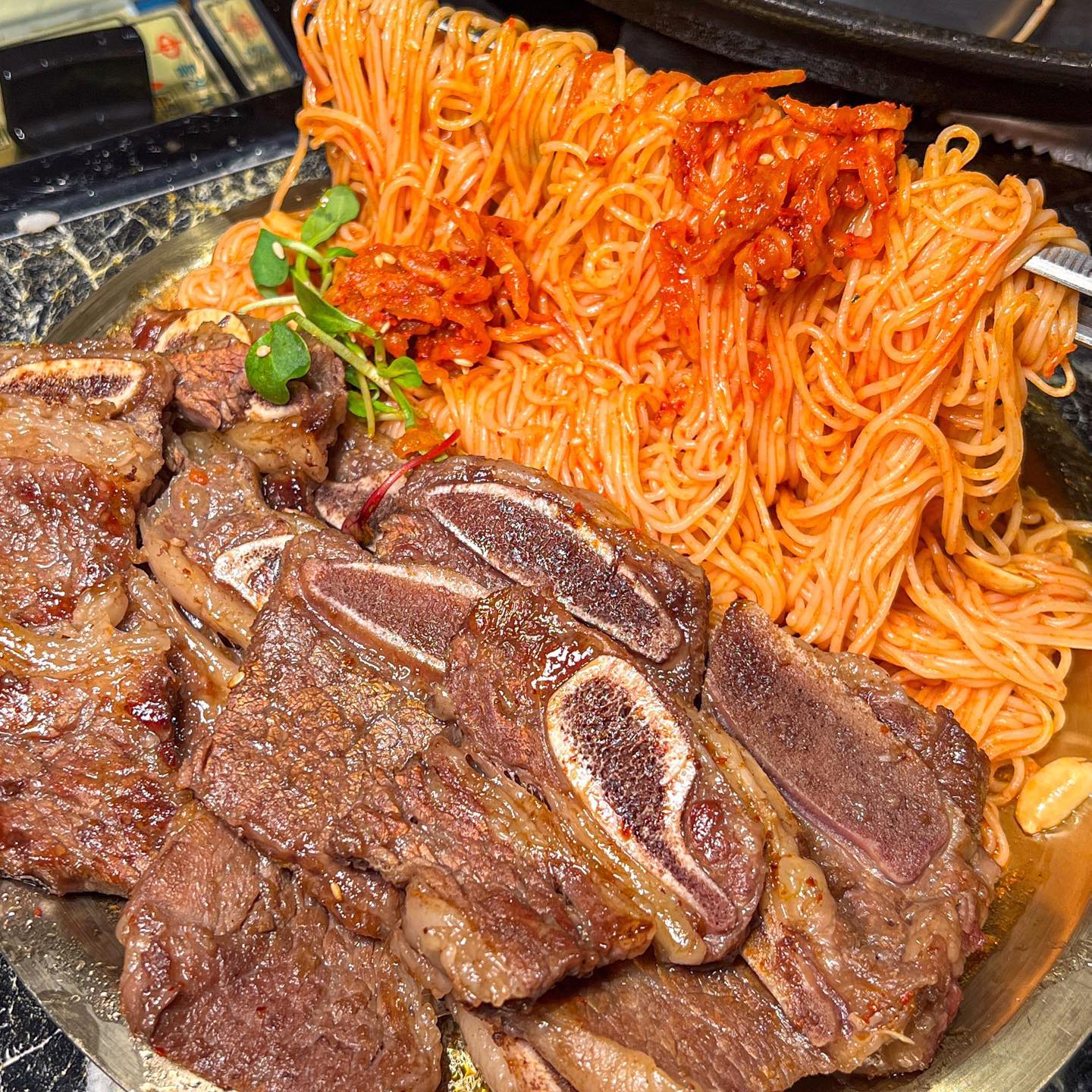 입살녹 LA갈비맛집
 
ㄹㅇ밥도둑이라 앉은자리에서 두 공기 순삭함ㅠ
 
일단 이 집 고기가 진짜 신선하고 맛있거든요 ,,
고기 자체가 진짜 좋다는 느낌 ?? 아시죠 ??,,
 
48시간 숙성과정을 거친 LA갈비서 그런가 ..
야들야들하고 육즙은 줄줄 흘러나오는게..🥺
자극적인양념ㄴㄴ 처음부터 끝까지 맛있어요ㅠ
심지어 폭발직전인 치즈폭탄계란찜이 서비스 !!
넓은 홀도 있는데 룸까지 있어서 프라이빗하게 고기부시기 딱좋음
 
++ 사이 드메뉴 무생채비빔면 제발 꼭 먹어주세요ㅠ
(네이버 예약시 무료로 준다는 소문이 있음)
 
🏷 성신여대입구역 금뚜껑
🏷 매일 16:00~23:30 (금토15:00~)
🏷 서울 성북구 동소문로22길 64 1층
🏷 무항생제숙성삼겹살 15,900 LA갈비 20,900
 
#성신여대역맛집 #성신여대맛집 #성신여대고기집 #한성대고기집 #보문고기집 #성신여대회식 #돈암동맛집 #la갈비 #성신여대금뚜껑 #금뚜껑 #솜솜_성신여대 #솜픽