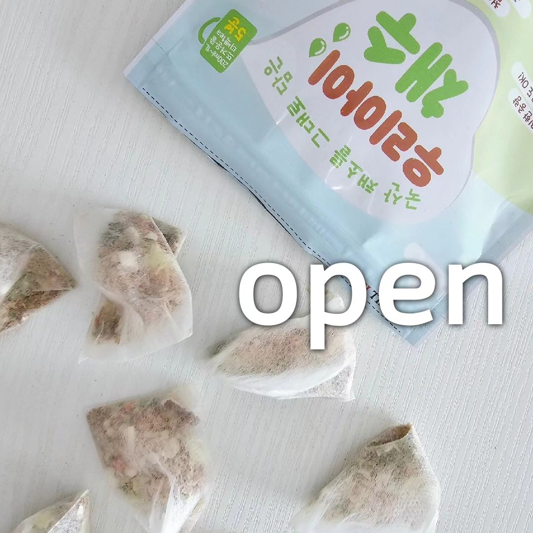 #우리아이채수 OPEN
처음 맛본 이후로 이것만 쓰고 있어요
한번쓰면 계속쓰게 되는 마성의 육수!
오픈했습니당❤️

우리아이채수는요🌱
자극적이지 않아요! 간혹 육수향이 너무
강해서 본재료 맛이 묻히는 그런 육수팩들이
있더라고요 그럼 정말 다 똑같은 맛...
근데 이건 본재료 맛은 UP시키고 감칠맛까지!

채소만으로 깊은맛과 감칠맛을 내주는 마성의
채수팩이에요:)

또, 채소 안먹는 우리 아이들.. 채수팩으로
더 채워주세요! 채소에 영양분을 보충해줄 
수 있어요👏👏

특허공법 로스팅으로 들어간 재료
(당근, 양파, 양배추, 파, 표고버섯, 무)
까지 그대로 보이니 더더 안심되고요

옥수수 전분으로 만든 생분해티백으로 
친환경에 환경호로몬도 안심되는 
오로지 원물로만 만든 '우리아이채수'
공구가로 만나보세요😊

▪️국산채소 100%외 뭊덤가
▪️생분해티백🌱으로 환경호로몬❌️
▪️특허공법 로스팅으로 원재료가 한눈에
▪️타서대비 2배증량으로 1L에 1팩사용

✅️사용방법
-뜨거운물 1L에 5분 또는 찬물에 10분 우려서 사용
-찜 또는 1리터를 국을 끓일때는 같이 놓고
끓이다가 빼도 좋아요

🏷공구기간
~12/1(금)까지
🏷공구가
1봉 13,000원 (무료배송)
3봉 29,900원 (무료배송)
🏷구매방법
leeroun_21 프로필링크 

.
.
#채수 #육수 #육수팩 #채수팩 #이유식육수 #유아식육수