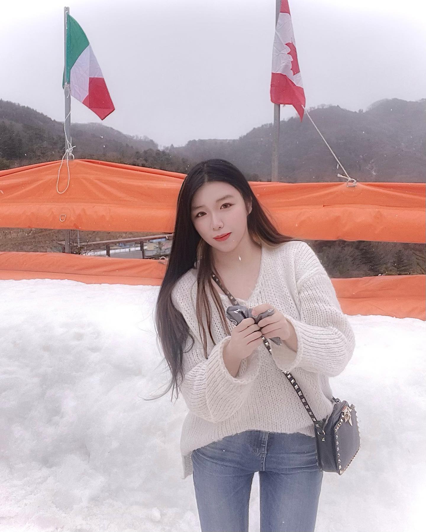 눈 오던 날의 기록 🤍⛄️❄️🌨️

결국 my 차 뒷 창문에 쓰게 된 초보운젼,,🚗✍🏻
얼마전 책 무더기 속에서 그저 손이가서 피게 된 책에서 본 응원의 의미.. 
감사한 사람들이 떠올랐습죠🥹
근래 지인들의 다이렉트 위로도 있었지만 
디엠 요청함에 쌓인 간만에 악성 디엠 아닌 응원 디엠들이 아른거렸어요 .. 울컥🥲 
음원과 더불어 그와 관련된 사이버 공간 곳곳에서 정신, 상업적인 피해 고소를 당하고싶어서 발악하던 악플러들 ..
전 갠차나요 머리가 왜 아팠는진 모르지만 원래 허약체질😤
이제 그런거까지 신경쓸 겨를이 없는데 말이져😭

”무시해여 답글“이라는 디엠 특히 넘 덤덤하면서도 친근해서 위로가 되었는데 
누구신지 몰라두 감사드리구 이외에 많은 분들 
 종종 우리 소통 했음 좋겠네요ㅎ
다만 저는 무시로 일관하거나 그냥 넘어갈 생각이 없어요. 

또 한 번 저와 관련 없는 사이트에 제 행보 공유 등 댓글 1:1 비난 원치 않습니다 
바로 법적조치합니다 마음으로만 욕해주세요
털어서 먼지하나 안나오는 사람없다라는 옛말이 있잖아요? ..? 
반대로 좋은 것만 보자라는 말도 있으니까 저란 인간도 
좋은 구석이 분명 있을거에여..^^7 🫡