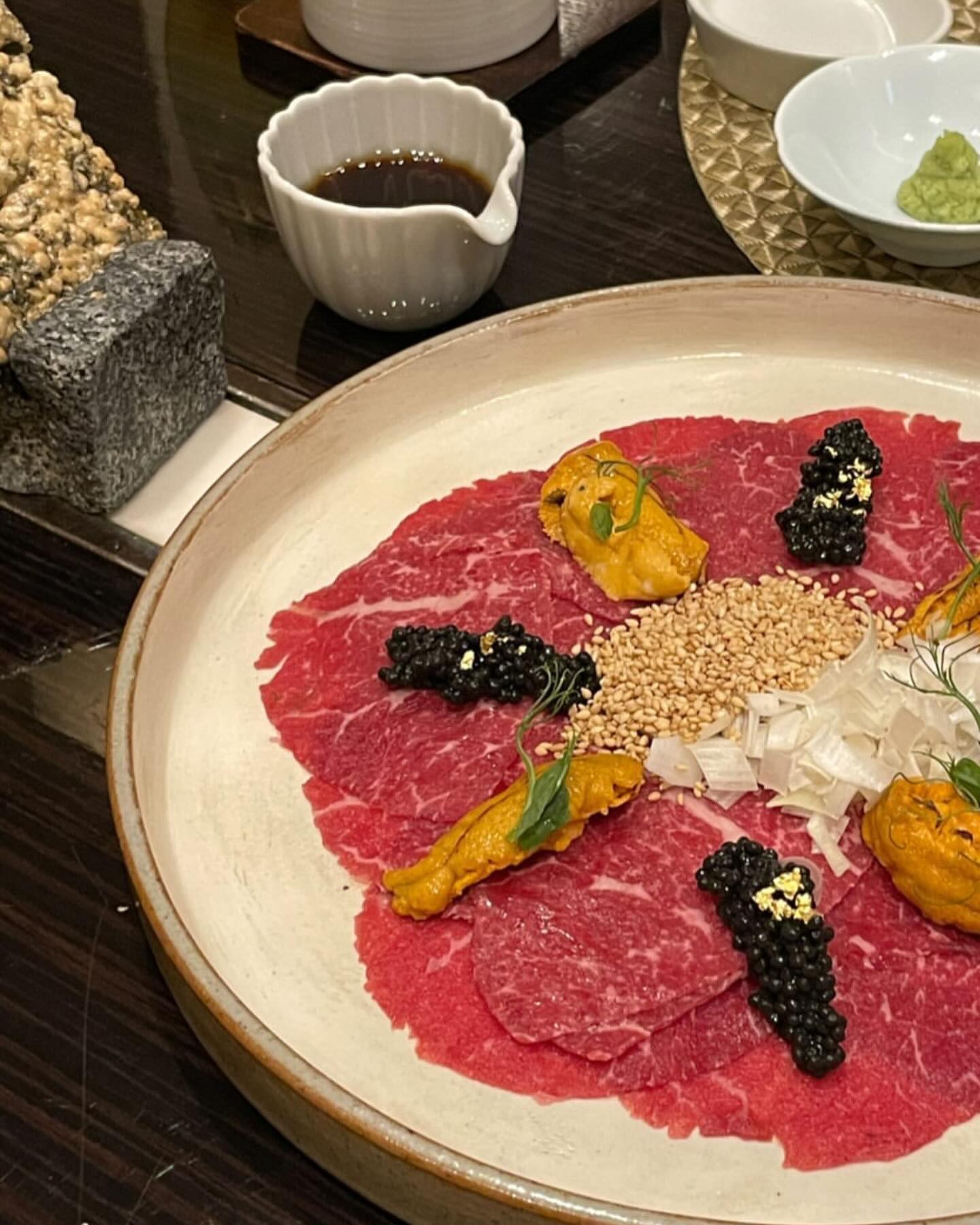 결혼기념일 저녁으로 연애할 때 먹었던
일식당 재방문 #파라다이스시티라쿠
그 땐 참 분위기있게 먹었던 것 같은데
지호랑 같이 가니까 밥이 코로 넘어가는지 어디로 넘어가는지…
힘들었지만 뭔가 우리의 추억 장소를 지호랑 도장깨기하는 느낌
오랜만에 유튭영상도 다시 찍었고 쫌쫌따리 편집해서 올려봐야지