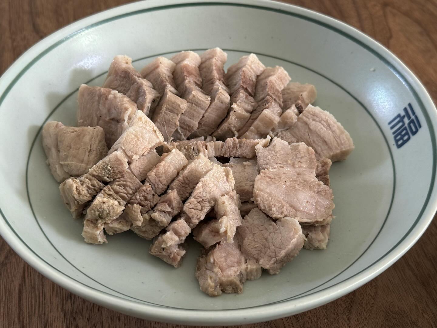 가정식의 수육
김장김치가 너무 맛있게익어 수육을 삶아 점심을 먹어봅니다.
저는 바로담은 김치에 먹는 수육보다 시원하게 익은 김치랑 먹는 수육을 더 좋아해요. 

🐷수육 삶기 두가지 팁은 

1. 생강술과 된장 한스푼씩 넣어주기
잡내가 하나도 없는 맛도리 수육이됩니다.

2.센불이아닌 95도의 불로 60분간 익히기
콜라겐이 골고루 퍼져 참으로 부들부들 합니다

맛난거 많이드시고 따듯한 연말 보내세요 🫶

#수육맛집 #수육삶기 #지밥스타그램 #집밥추천 #집밥소통 #가정식 #여기담기 #그릇추천 #김장김치