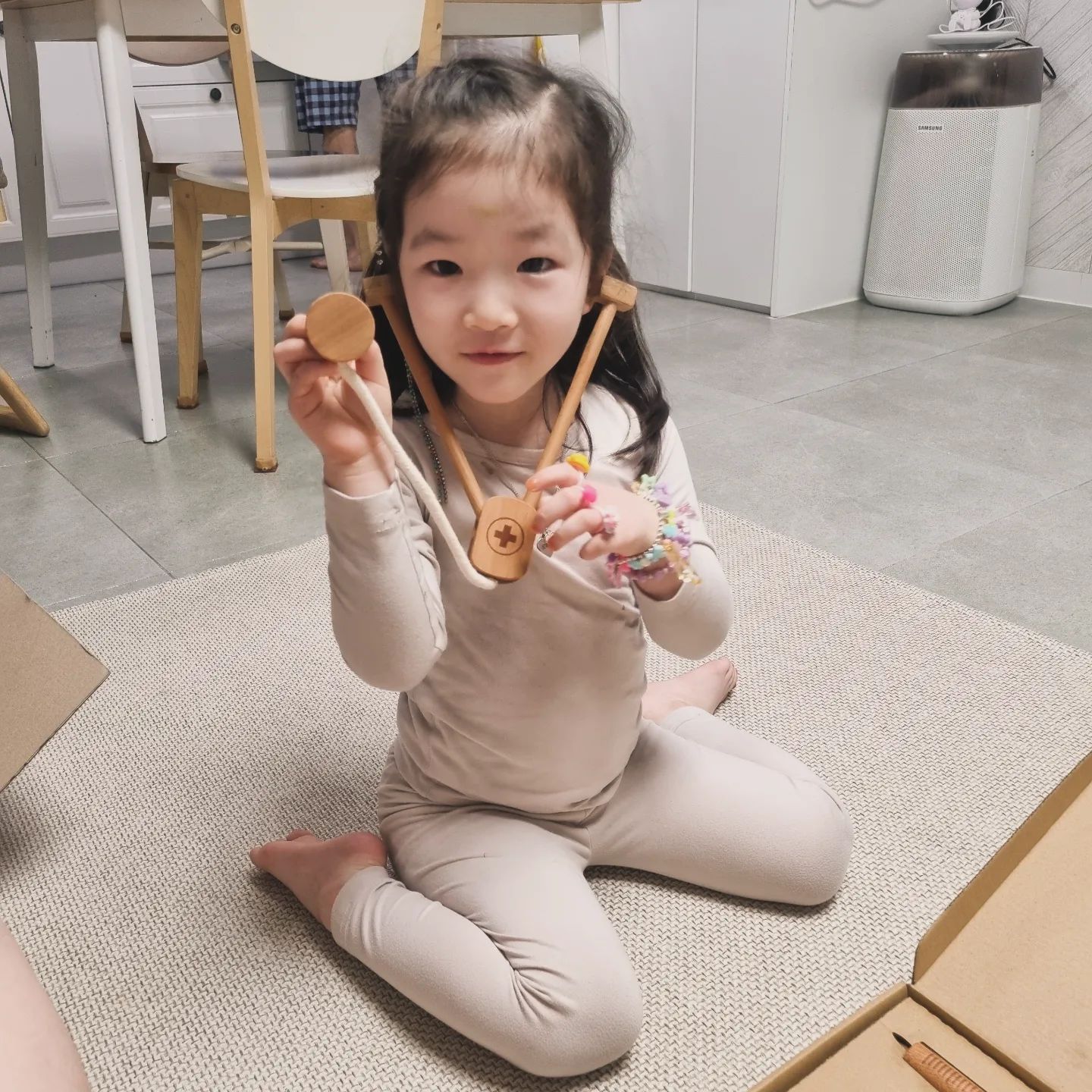 #협찬
아이를 키우다보면 항상 생각하는 것이 바로 아기장난감 어떤것이 좋을까에요!
솔직히 저희 어릴때에야 결핍속에서 살아본 사람들이기 때문에 적정한 결핍이 아이에게 어떠한 영향을 주는지 알고 있지만 과한 결핍으로 아이가 상대적인 박탈감을 안겨주고 싶지 않기 때문에 아이가 좋아하는 것을 100% 다해줄수는 없지만 적정선에서 아기장난감 안전하고 좋은 것으로 주고 싶은 마음인데요~
바로 이번엔 안전한 아기장난감 new병원놀이세트 소개하면서 뜬금이에게 얼마나 좋은 영향으로 다가 왔는지 말씀드리고 싶어 이렇게 숲소리 아기장난감 소개해 드려볼까 합니다!

우선 모든 육아맘, 육아대디들이 알다시피 숲소리 아기장난감은 엄선된 원목으로 만들어졌다는걸 아시잖아요~
그래서 숲소리에서 나온 모든 제품들이 욕심나는건 안비밀이에요 ㅎ
특히나 숲소리 아기장난감의 특징은 바로 엄선된 원목에 페인트 대신에 식물성 오일을 사용하였다는 점이랍니다.
바로 좋은것만 주고 싶은 아빠 엄마의 마음이 아닐까요?
저는 그렇게 생각해요~
내아이가 가지고 노는 아기장난감이라고 생각하고 만들어진 숲소리 new병원놀이세트~
확실히 남다르답니다.

병원놀이는 역할놀이의 대표적인 놀이라고 해도 과언이 아니죠~
아이가 의사선생님이 되거나 간호사 선생님이 되어서 직업역할 놀이를 함과 동시에 엄마나 아빠를 환자로 만들고 보호해주고 간호해주는 컨셉으로 놀다보면 아이도 책임감이 생기는 ㅋㅋㅋ
그반대로 사랑하는 엄마, 아빠의 극진한 대접을 받으며 안정적인 역할놀이가 가능하니 아이입장에서는 역할놀이로써는 쵝오의 놀이가 아닐까 생각해요~
그리고 무엇보다 아이와 상호작용하며 놀기 좋은 놀이죠~
사진 설명을 입력하세요.
뜬금이는 아가아가 할때부터 병원놀이를 하였는데 지금도 수시로 하는 뜬금이~
오늘은 뜬금파와 함께 병원놀이를 하니 즐거울따름이랍니다~!

언제나 즐거운 뜬금이가 좋아하는 숲소리병원놀이 원목장난감~
KC안전인증을 받은 제품이기때문에 안심하고 아이와 노릭 좋은 숲소리병원놀이 원목장난감!
원목은 아이에게 따뜻한 온기가 있기때문에 아기장난감으로도 매우 좋답니다.
요즘은 플라스틱 장난감이 많지만 그래도 소중한 아가들이 가지고 노는 원목장난감은 원목으로 선택하는 것이 너무 좋죠~
아이의 안전에 초점을 맞추어 모서리를 둥글게 다듬어 만든 원목장난감!

앞으로 자라면 의사선생님이 되고 싶다는 뜬금이는 병원에 대한 두려움이 없는 편인데요~
병원에 대한 두려움 해소로 행동교정이 되는 효과좋은 숲소리 원목장난감!
아이가 있는 맘이라면 숲소리 원목장난감 꼭 선택하세요~

#뽑기교구 #뽑기장난감 #원목교구 #원목장난감 #블럭장난감 #맘플체험단 #맘플
사진 설명을 입력하세요.
