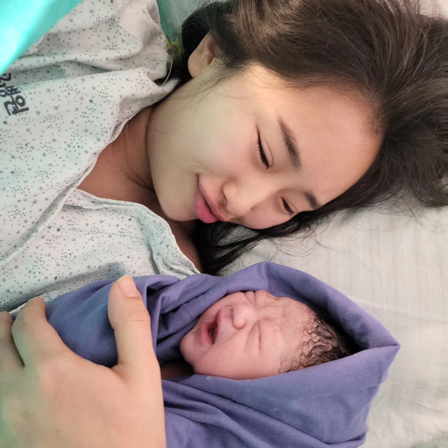 2/14 11:20 2.6키로 윤하늘 출생♥
둘째 유도분만하니 3시간도 안걸리넹
어제는 컨디션 좋았는데 오늘 오히려 온몸이 쑤신댜
사진을 내가 넘 못찍었나 싶은 데
남편이랑 첫째랑 똑닮.. 윤씨 유전자만 또 있나봐
또 남편만 낳아버렸구만😭😭🤣🤣🧡