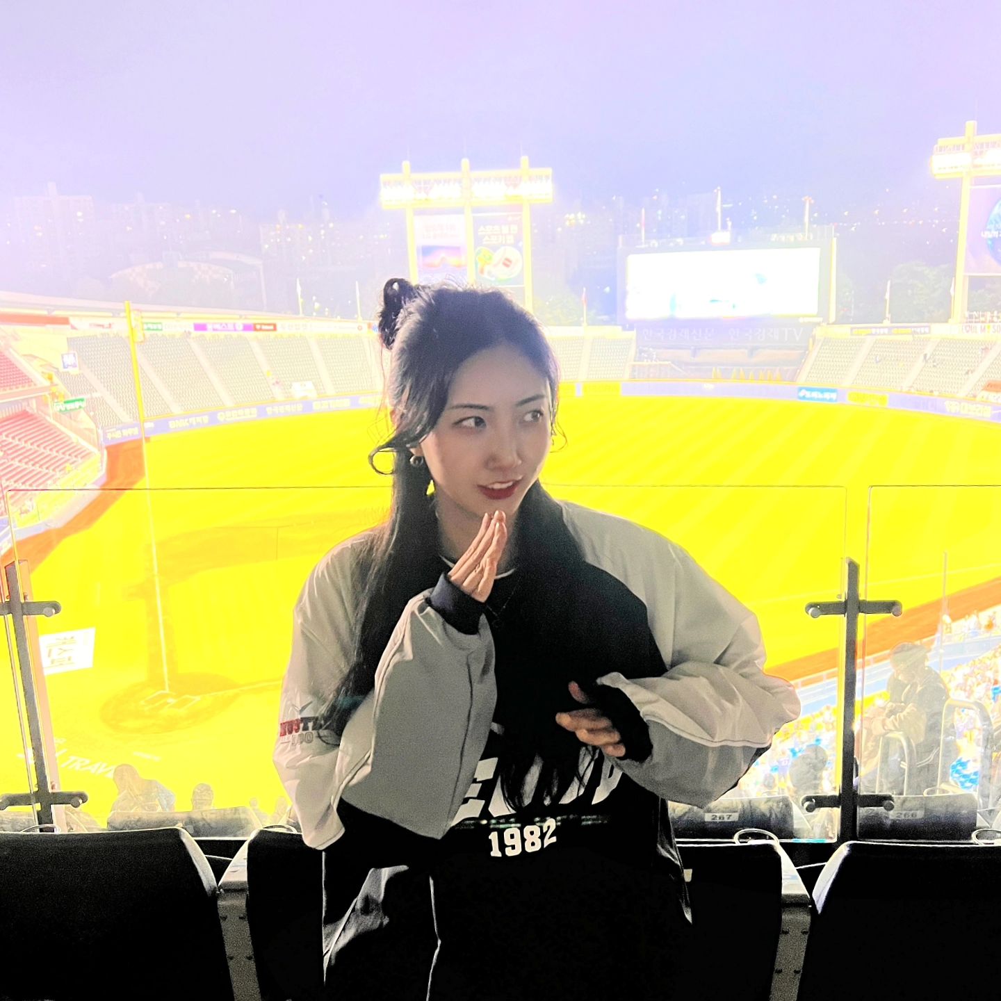 꽁꽁 얼어붙은 잠실 위로 승요가 걸어다닙니다