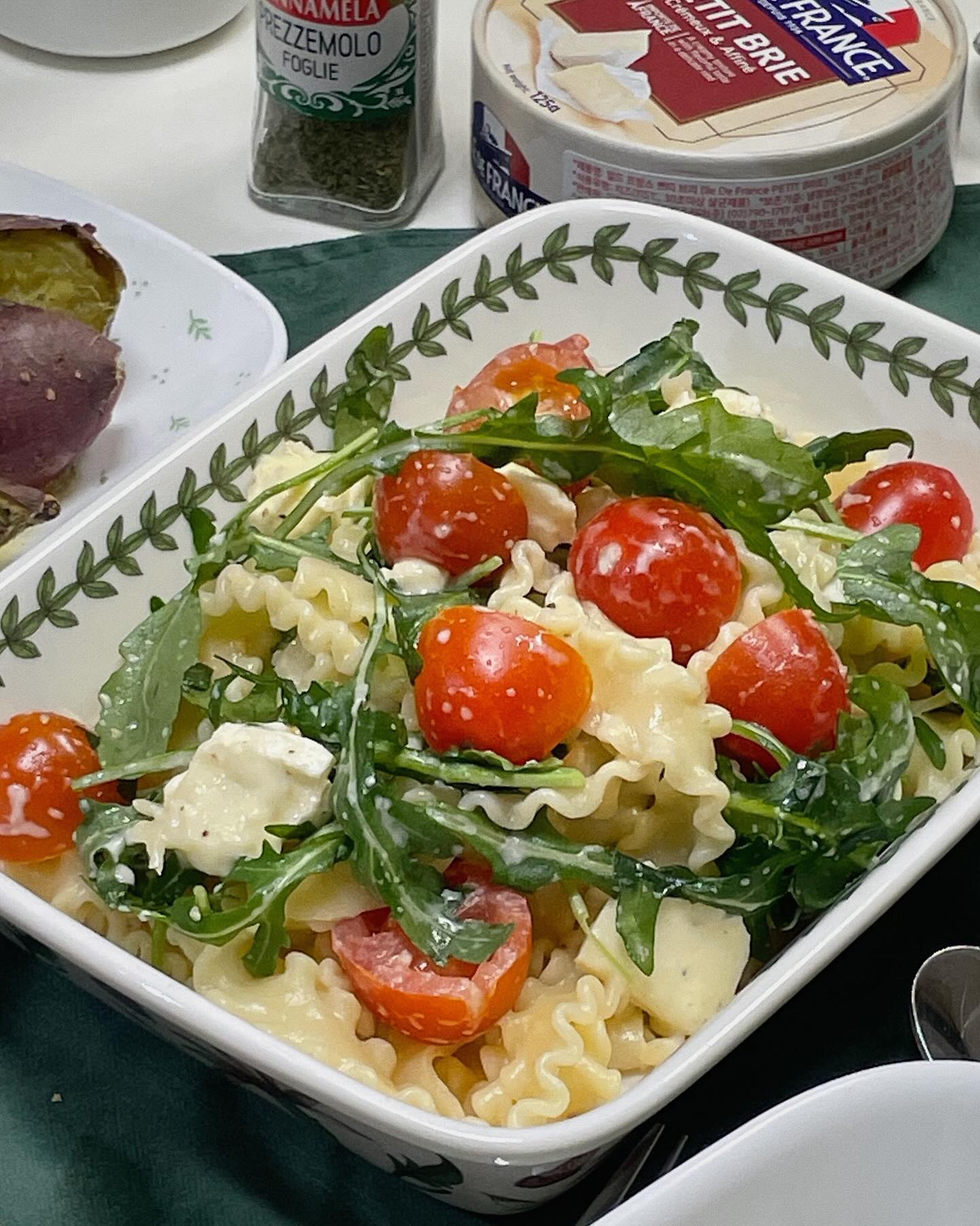𝑚𝑎𝑓𝑎𝑙𝑑𝑖𝑛𝑒 𝑏𝑖𝑟𝑒 𝑐ℎ𝑒𝑒𝑠𝑒 𝑝𝑎𝑠𝑡𝑎 🤍

늘 실패없는 브리치즈 파스타👩🏻‍🍳
버터 품은 꿀고구마 🍠
바삭하게 오븐에 구운 미니 바게트 🥖

차리고 보니 우리끼리 미리 크리스마스였네🎄🎅🏻