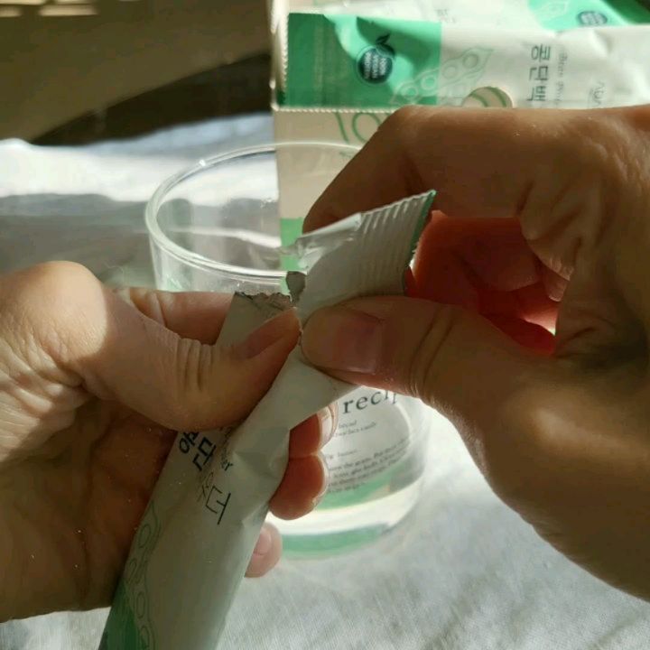 콩이 소고기보다 100g당 단백질함량이 더 높다는거 알고계신가용😲 대두의 경우 100g당 36g 정도의 단백질이 들어있는데요.

매번 콩을 삶아먹고 콩밥을 해먹을 수는 없기에.. 조금 더 편하게 콩단백질 섭취를 하고 싶어서 요즘 #아다모 #콩단백파우더 한포씩 물에 타먹고 있어요!

아다모 콩단백파우더는 한포당 용량이 18g에 단백질 함유는 5g이라서 이것만으로는 하루 권장량이 채워지진 않지만 텁텁함 없이 편하게 먹을 수 있어서 좋구용

고소하니 맛있어서 아침에 운동 가기 전이 한잔 타먹고 가면 딱이에요˘͈ᵕ˘͈ 제가 요즘 운동하며 몸관리에 열과 성을 다하고 있어서 간식도 최대한 줄이려고 하는데 그때 이거 한잔 마시면 포만감도 있어서 괜찮더라그요! #다이어트파우더 찾는 분이라면 콩단백 한번 드셔보세요ꔛ🫛💚

요즘 단백질 파우더나 콤부차 가격을 보면 한포당 이천원은 기본인데 이건 한포당 700원도 안해요˃ᴗ˂ღ

🌐 https://smartstore.naver.com/nethis/products/8758631023 

🔎PC버전에서 복사해서 들어가거나 녹색창에 [아다모 콩단백] 검색해보세요˘͈ᵕ˘͈
.
.
.
.
제품을 제공받아 직접 체험 후 작성한 후기입니다.
#광고 #콩단백 #다이어트  #뷰티습관 #청솔에프앤비 #단백질섭취 #대두단백질 #헬린이의하루 #체험단 #단백질 #단백질파우더 #오운완🏋️