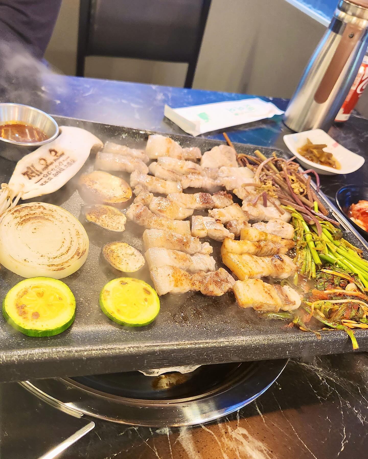 #협찬 제주도 느낌 물씬 나는 인덕원 맛집 
‘제오오 제주도 오성급 오겹살‘ 
주말이라 사람들이 북적북적하고 

여기서 유명한 ‘제주도 오성급 오겹살’ 과 
고기듬뿍 김치찌개를 주문하였어요 ☺️
4종의 양념과 함께 멜젓은 빠질 수 없죠! 
김치찌개는 정말 제목대로 두툼한 고기가 
가득하고 쌈위에 고사리랑 야채 올려 
야무지게 한 입하니 고기가 벌써 순삭 🤣

마지막으로 후식으로 제주도의 명물 귤도 
함께 마무리 ✨

서울에서 제주도를 한껏 맛보고 싶다면 
‘제오오 제주도 오성급 오겹살 ’ 추천드려요!! 😁

#제오오제주도오성급오겹살 #제주도오겹살 #인덕원맛집 #안양맛집 #맛스타그램 #먹팔 #먹스타그램 #먹팔 #소통