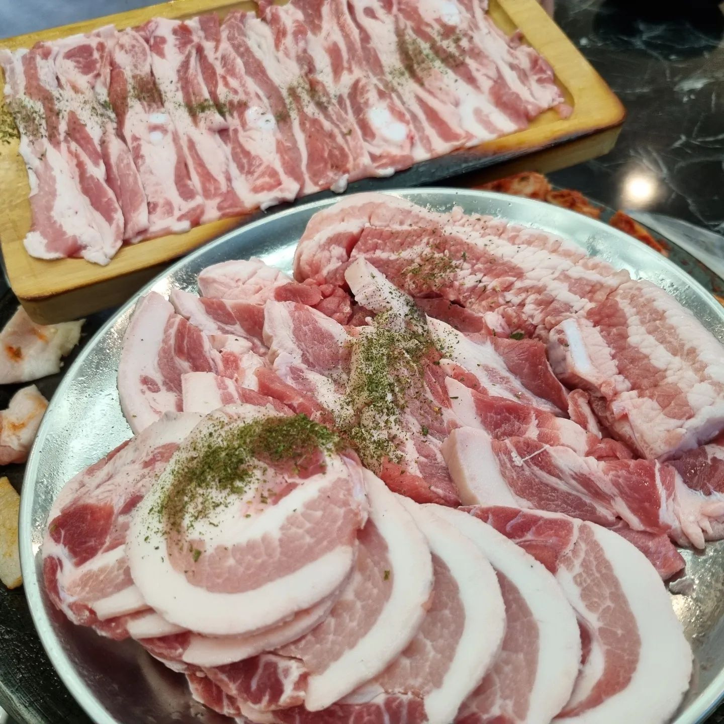 ⠀

솥뚜껑에 구워 먹는 꽃삼겹살 맛집 정담🥓
한돈의 꽃삼겹살,꼬들살등 특수부위를 맛볼 수 있고
프라이빗한 개별룸이 있어 모임이나 회식장소로도 추천하며 놀이방까지 있어서 아이동반 하여도 부담없는 곳 ദ്ദി ^᎑^
셀프바,상차림비용이 무료에 음료수부터 아이스크림 디저트까지 모두 해결가능해서 마음에 쏙 들었던🩷
⠀
(*ˊᗜˋ*)ᵗʰᵃⁿᵏ ʸᵒᵘ #창원정담
⠀
◽️OPEN 16:00(토, 일 10:00)
◽️CLOSE 22:00 /Last order 21:00
◽️매달 2,4번째 월요일 정기휴무
◽️0507-1331-3561
◽️놀이방/ 유아의자/ 단체석 /주차
◽️지상 주차 4시간 지원
⠀
#정담 #창원감계정담 #창원고기 #창원맛집 #창원삼겹살 #창원갈비 #창원한우 #창원고기집추천 #창원삼겹살맛집 #창원꽃삼겹살 #창원꽃삼겹 #창원꼬들살 #창원육회 #창원외식 #창원회식추천 #창원회식장소 #창원시맛집 #창원시한우 #의창구고기 #의창구맛집 #의창구고기집 #의창구삼겹살 #창원감계맛집 #창원감계고기집 #감계고기 #감계맛집 #감계고기집 #감계삼겹살 #감계한우 

⠀
⠀