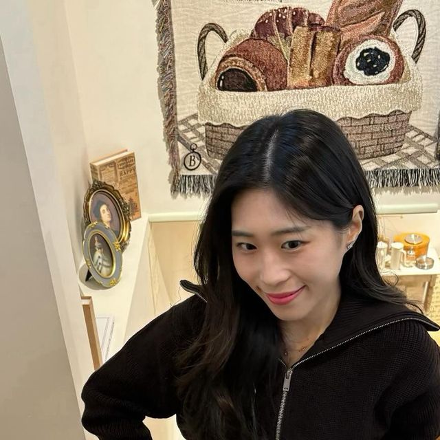 ᴡᴏᴏ ʀɪ •ᴥ• on Instagram: "춰컬릿 같은 코디가 맘에 들어 요리조리 찍어 보았네요~🍫 버터카라멜 소스가 들어간 뵈르라떼 먹고 기분 UP!"