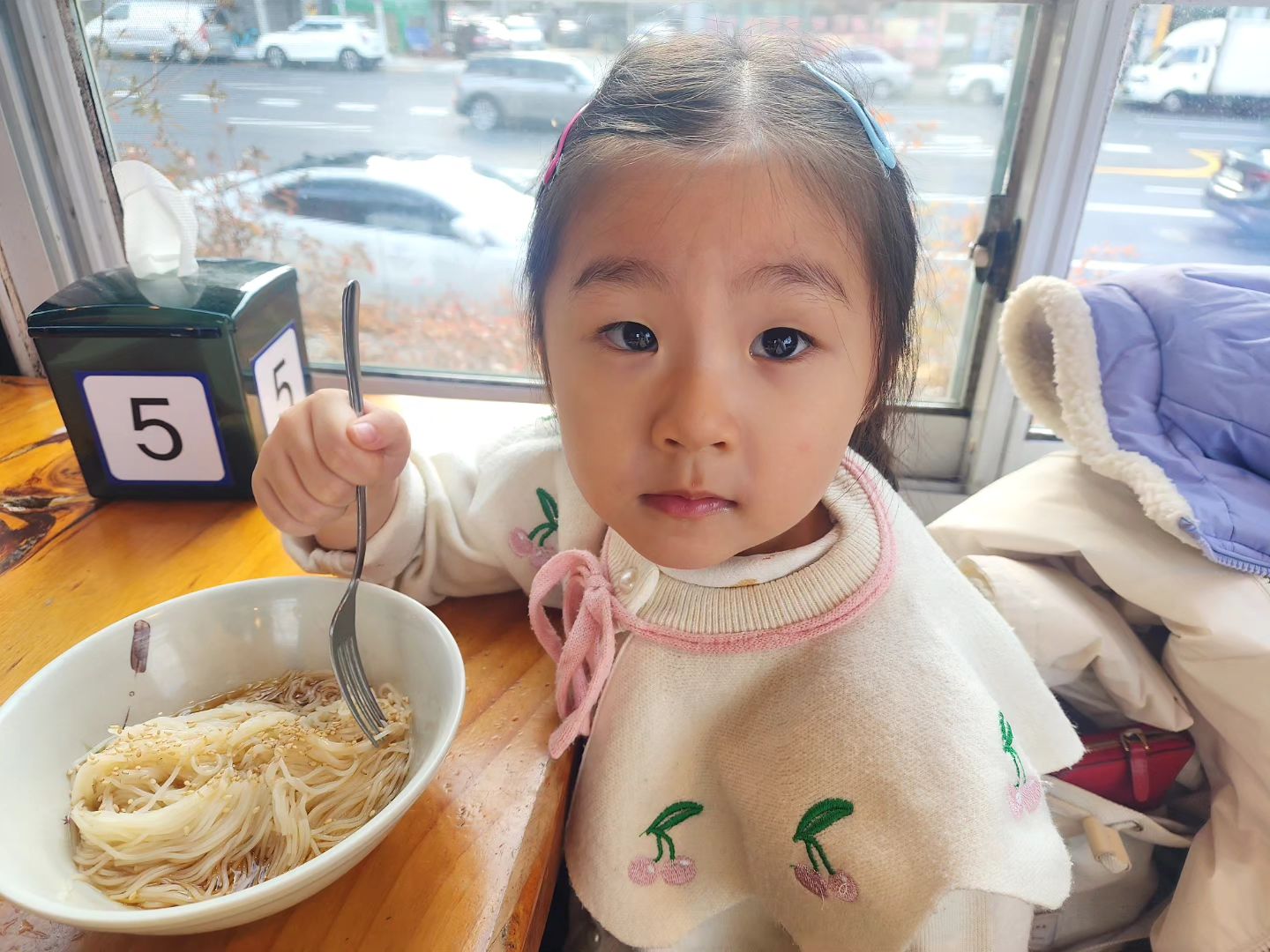 찰칵! 하고 찍어도 이쁜 너📸

좋아하는 국수를 사주는 두부씨😉

국수 먹기전 모습이 예뻐보여 찰칵!

먹기 전 ~ 우와~라고 말해주고
먹을 땐 "아빠~ 최고~" 
다 먹고 "아빠 ~잘먹었습니다~"

라고 말할 줄 아는 
예쁜 마음씨 🩷

널 보며 요즘 많이 배운다.
엄마도 너처럼 예쁜 마음을 더 키워볼게👍🫡

#국수 #국수맛집 #비빔국수 #점심메뉴 #점심 #맛집 #딸그램 
#딸바라기 #아빠 #사랑해 #이쁘니