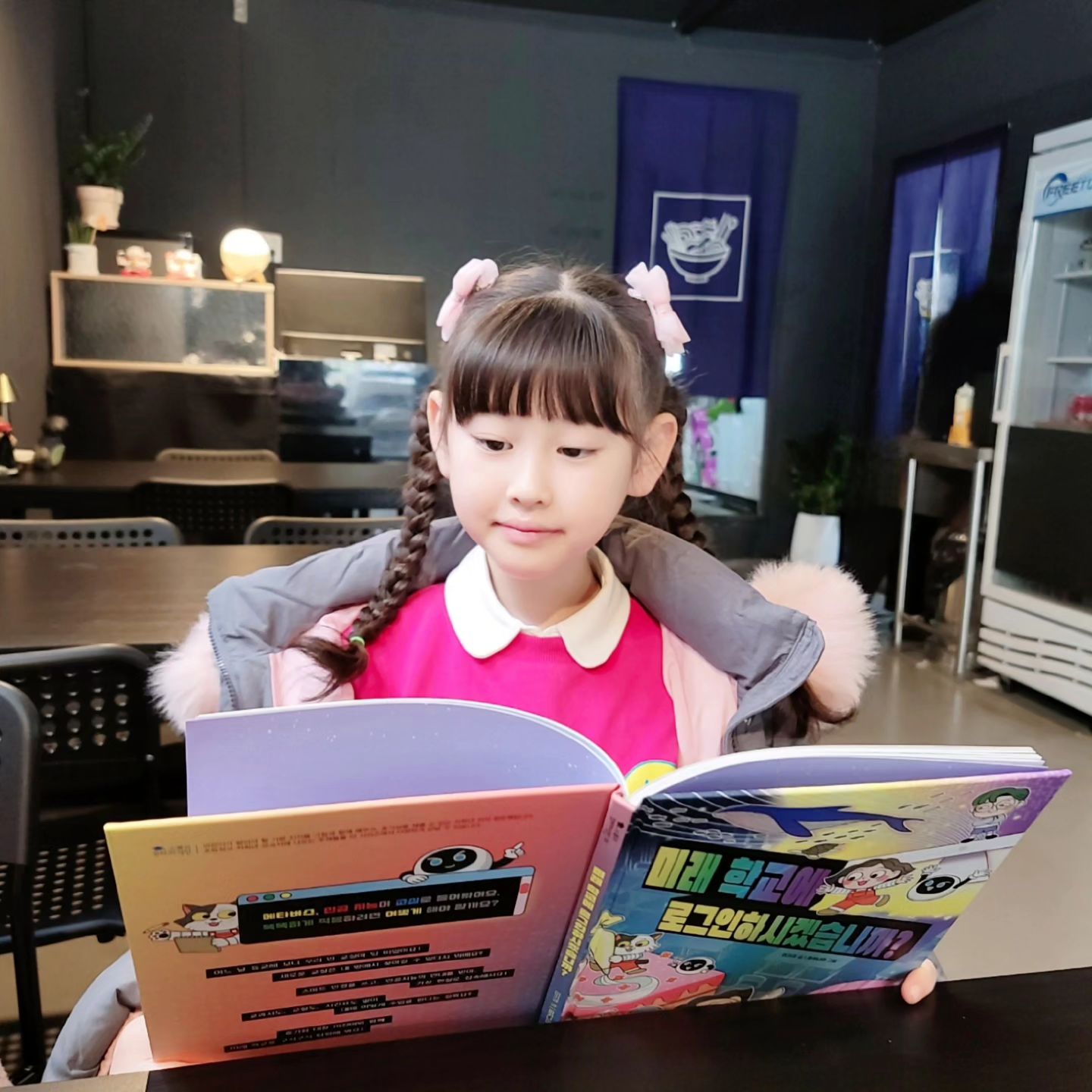 #협찬 
미래학교는 어떤모습 일까요?
저학년 어린이를 위한 지식그림책 시리즈 '스콜라 꼬마지식인'의 서른번째 도서~♡
.
인공지는은 뭐고, 메타버스는 뭔지...
아이들이 재밌게 읽을수 있는 책~♡
.
근데, 실제로 2025년부터 AI교과서가 도입된다고 해요~
전에 없던 교실에서 전에 없던 공부가 이루어질 미래학교는
어떨지 미리 한번 만나보는 시간^^
.
#AI교과서 #디지털교과서 #인공지능 #메타버스 #스콜라꼬마지식인 #위즈덤하우스
wisdomhouse_kids