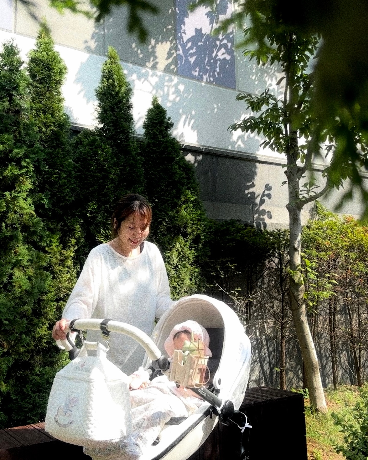아가짱과 처음 맞는 가을〰️👶🏻🍂 아기랑 둘이 산책하다가 매일 아기 사진만 남기는 것 같아 나랑두 같이 남겨두기🌿 생얼에 삼각대도 없었지만 지형지물 이용해 어찌어찌 찍어보았따〰️❕