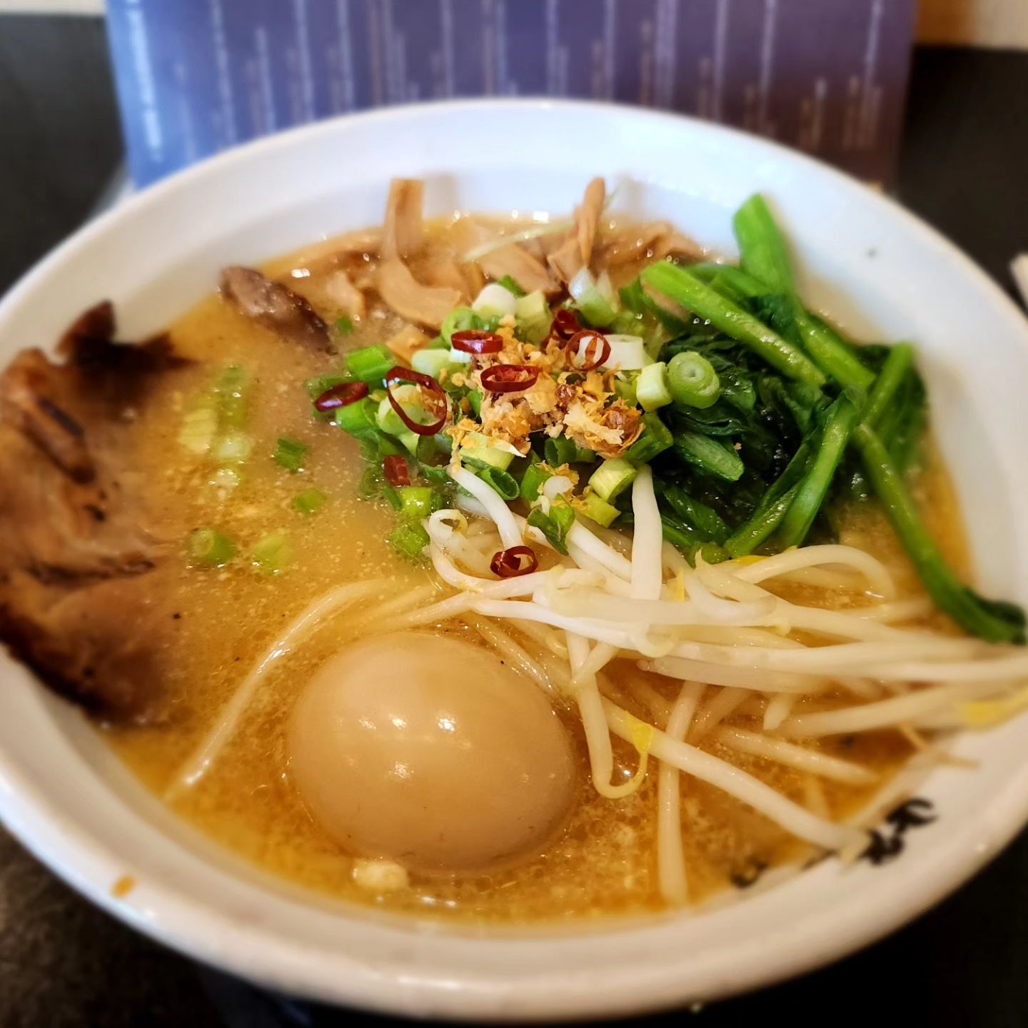 _20231230 #센_KizukiRamen&Izakaya
#센_미국 #센_시애틀 
👉320 E Pine St, Seattle, WA 98122

몇일 전 다른곳에서 일본라멘을 너무 맛있게 먹어서! 오늘은 다른 라멘집 ㄱㄱ~

결론부터 말하면 맛도 별로고 서비스도 엉망이었다...

일단 나는 매운 라멘을 시켰는데 매운건 모르겠고 짜기만 짜더라... 돼지육수맛인지도 잘 모르겠고 그냥 알수없는 맛... 게다가 직원이 너무 신경을 안써줘서... 돈내고 가려고 가방까지 메고 한~참 기다렸는데 내쪽으로는 눈길도 안줘서 결국 내 옆자리에 쉬러온 다른 여직원한테 도움요청함;;ㄷㄷ

다시는 갈일 없을 것 같아서 팁 조금만 주고 런~