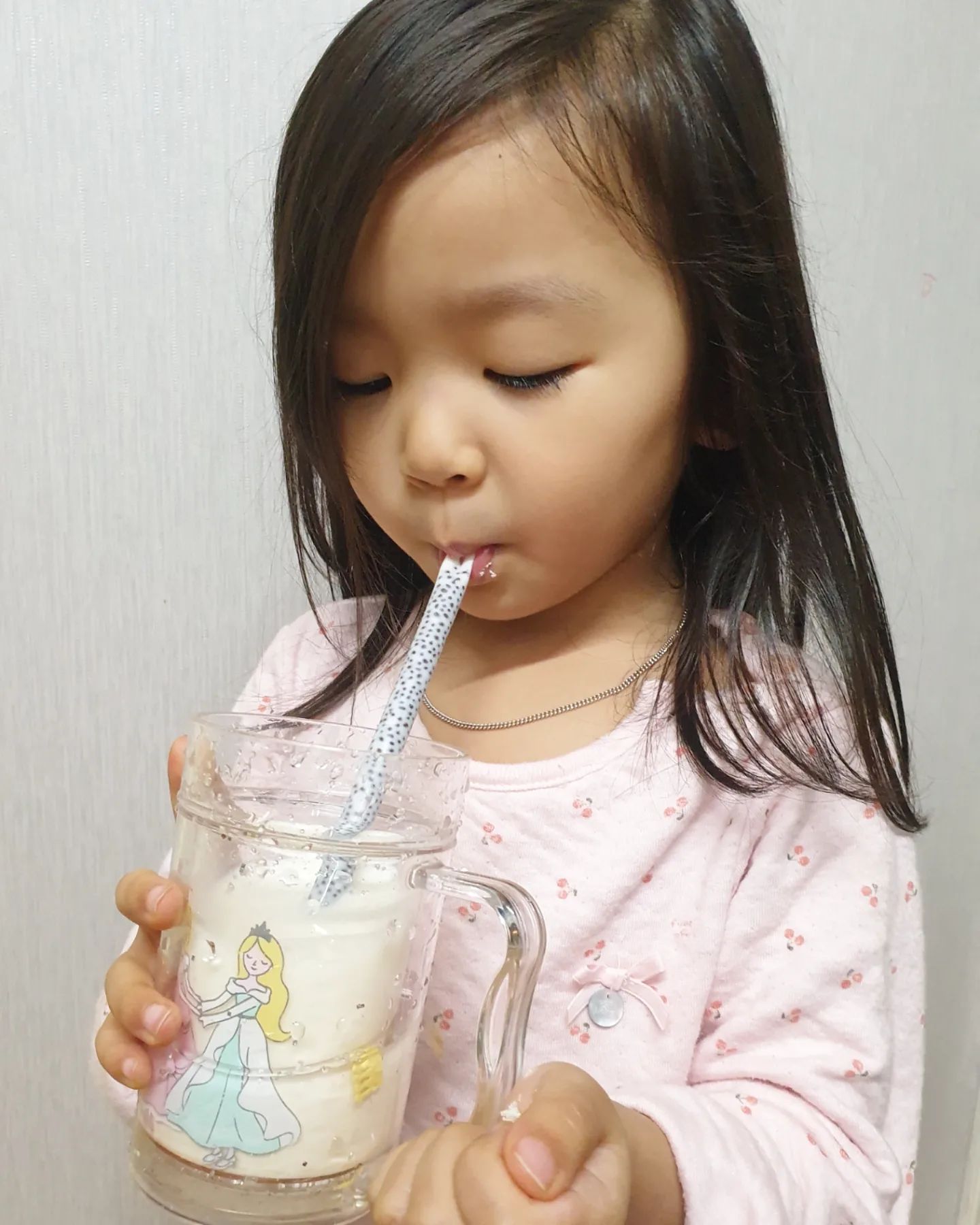 넘나 신기한 밀키스트로우~!
빨대만 꽂으면 초콜릿🍫우유가 나오다니~!나왜이거 몰랐지~~?🤣

#밀키스트로우#신세계👀#유행에항상뒤쳐짐ㅋ