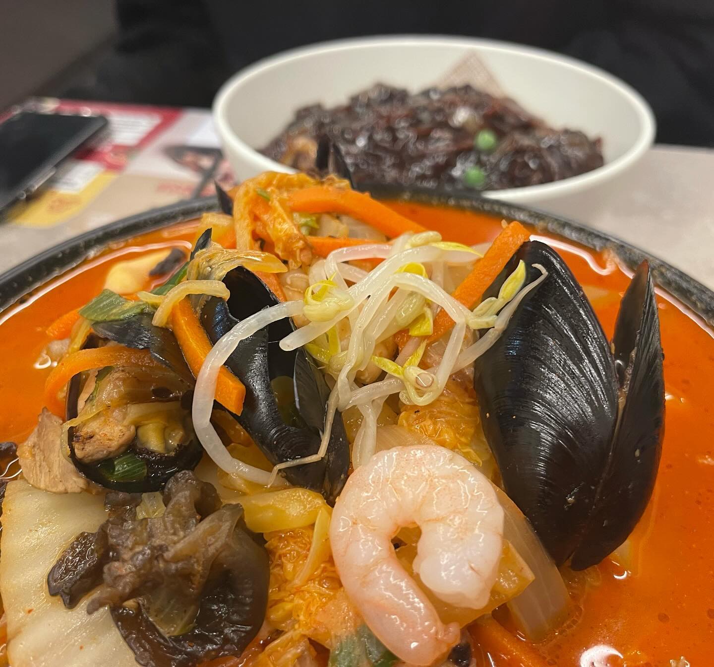 고대중국집 중에 원탑이라구 할 수 있죠 ㅎㅎ
배달 주문 맛집, 만리향 안암동2가에 방문했습니다.
배달 주문이 끊임없이 밀려들어오는 찐 맛집!
동네 주민에게 소문난 맛집인데, 찾아가서 먹어봤네요.
음식들이 전부 자극적이기보단 담백하고 맛있구요, 비주얼 좋습니다.
가성비 맛집이어서 반반메뉴도 굉장히 많구요. 요리+식사 구성 메뉴도 가득이라 혼밥하기에도 좋아보입니다.
홀이 넓어서 단체 식사도 가능!
맛있게 잘 먹었습니다:)

#고대중국집 #성신여대중국집 #보문역중국집 #안암역중국집 #중국집추천 #맛집추천 #점메추 #저메추 #짜장면맛집 #중국음식 #맛집스타그램 #맛집공유 #먹스타 #먹방스타그램 #배달맛집