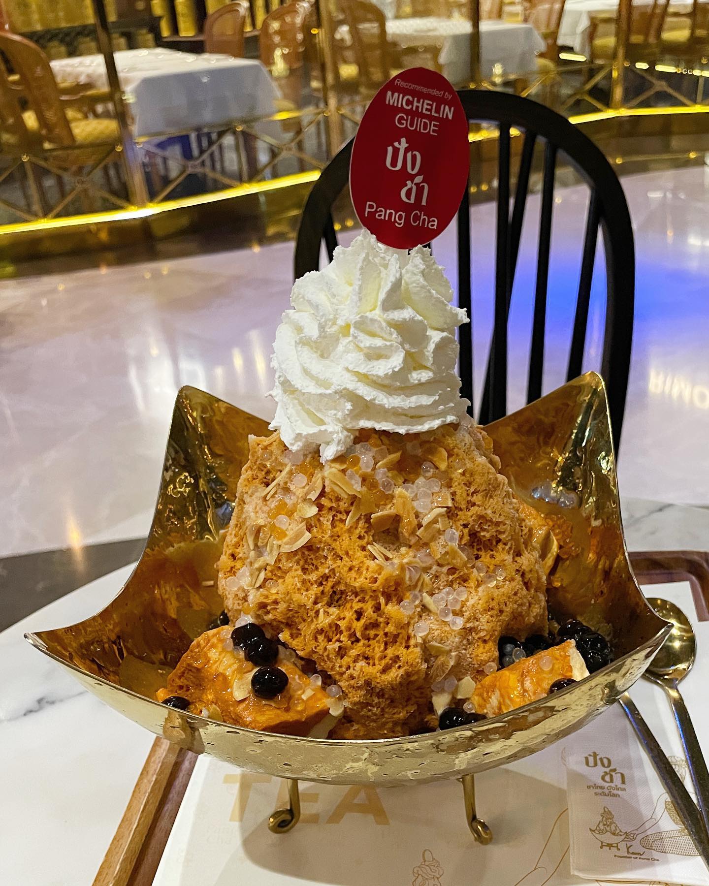 미슐랭을 네번 받았다는 유명한 빙수집 ‘팡차’의 밀크티 빙수!🍨 기다려서 먹었는데 처음 먹어보는 스타일의 밀크티빙수 였어요ㅎㅎ 식빵 조각들이 밀크티에 푹 적셔져 바닥에 깔려 있구 펄도 두둑히🫶🏻 정체모를 알갱이들도 듬뿍! 많이 달 줄 알았는데 찐~한 맛인데도 단맛이 약해서 둘이서 순식간에 흡입했답니당😆