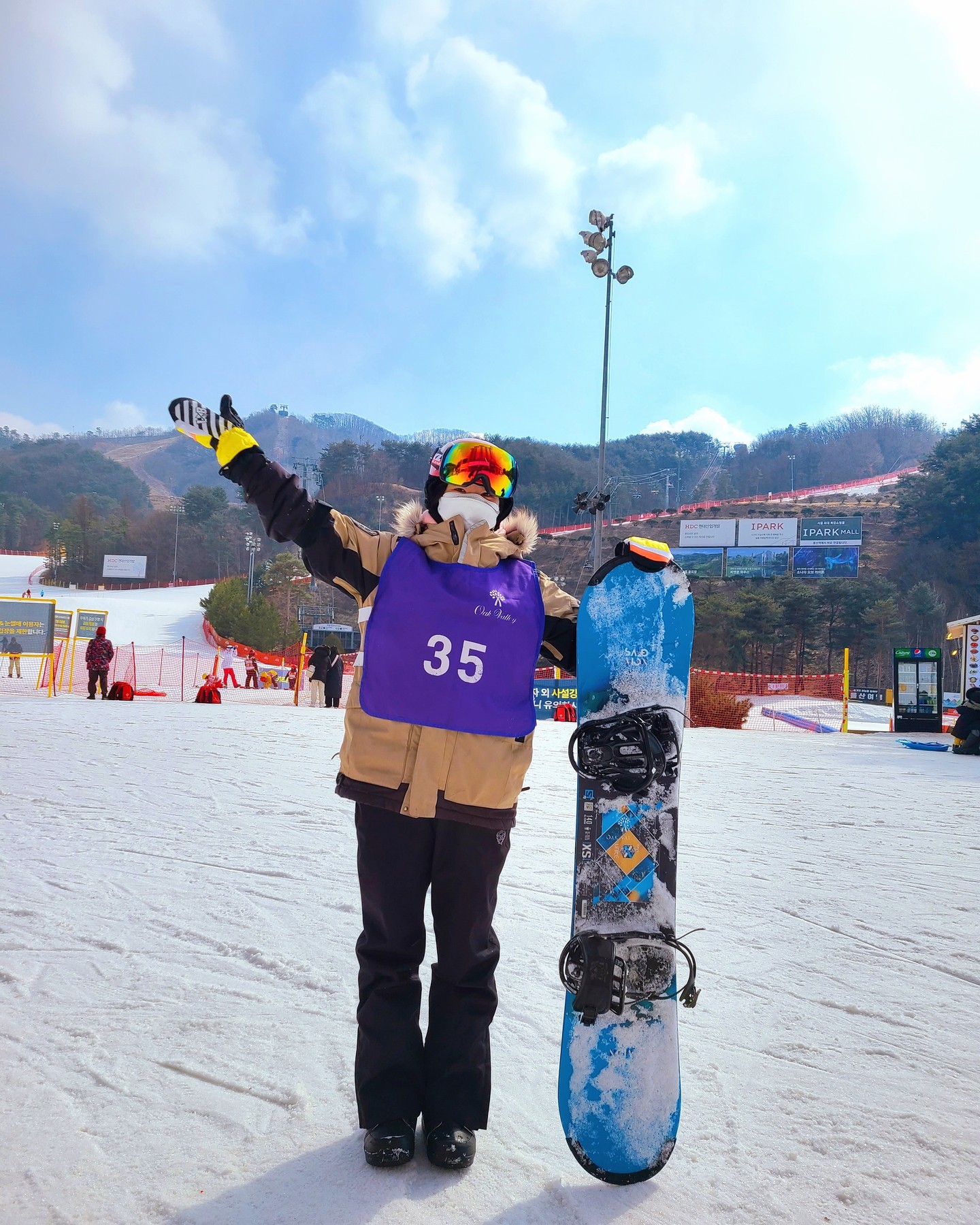 🛩 여행 기록 - 원주🇰🇷

🌼 오크밸리 스키장

📍강원 원주시 지정면 오크밸리2길 58
📍매일 09:00 - 22:30 (16:00 - 17:30 휴게시간)
📍스키&보드스쿨 1인강습 (리프트,장비 포함)
📍스키하우스1층에서 스키복 유료 대여가능
 
 
언니랑 같이 스키강습 받기로 했는데 바람맞았다😦
혼자 하니까 강습비가... 따블이 되었...💦

매번 보드 야매로 타다가 제대로 배워보고 싶어서
강습 신청했는데 강사님 속 터지셨을 듯😂

무릎 접으라는데... 접었는데... 안 접힘😱
제 몸이 제 것 같지 않군요

ps. 무릎 보호대 사야겠다. 내 무릎 연골🦵🙊
 
 
❤