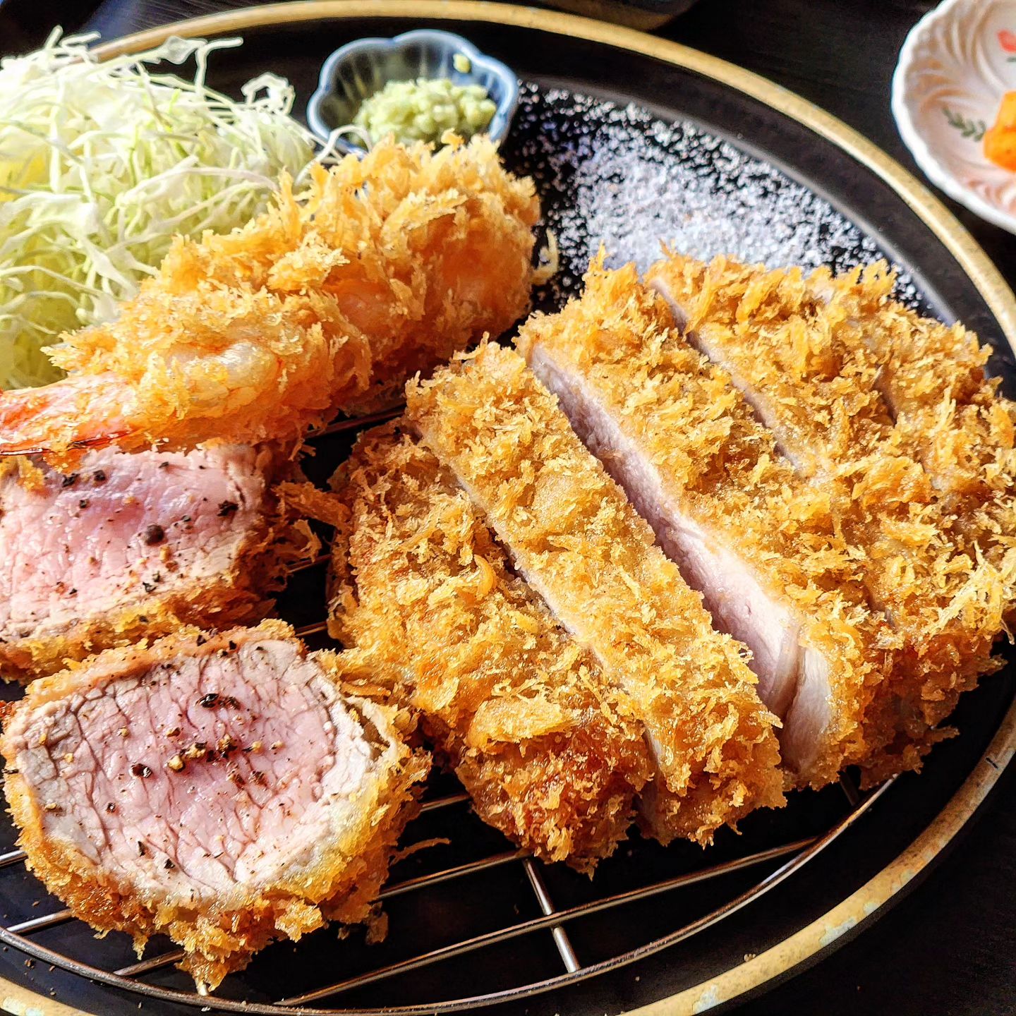 🔸폼포코🔸
숙성한돈으로 만든 프리미엄 돈까스 🐷
맛동네 개금시장에 위치한 돈까스집인데요❤
맛있다고 소문이 자자하더라구요 😛

바삭하고 육즙가득한게 진짜 찐이더라구요!!💕
특로스카츠 -12,500
모듬카츠(새우 안심 등심)-13,500
특로스카츠가 진짜 쫄깃쫄깃 맛있는데 모듬카츠에 있는 히레카츠 (안심) 이 진짜 맛있더라구요? 
히레카츠 맛있는집은 진짜 돈까스 잘하는집! 😝

세트메뉴도 있어서 다음에는 세트메뉴 먹어볼게욧❣️

📍부산 부산진구 냉정로 236-4 (가야동) #폼포코
⏰11:30-22:00
15:00- 17:00 브레이크타임
(화요일 정기휴무)
📞0507-1363-7670

#부산돈까스맛집 #개금돈까스맛집 #동의대맛집 #개금돈까스 #개금시장 #개금시장맛집 #개금맛집