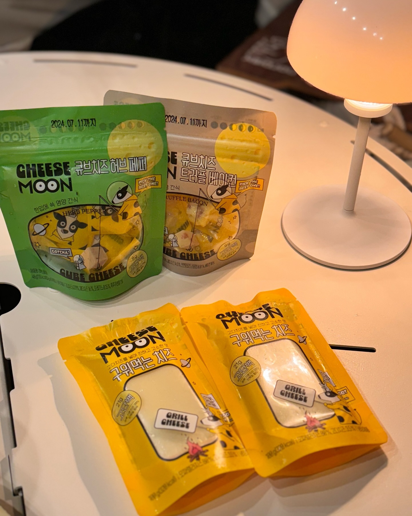 #광고

cheesemoon.official 

치즈문 CHEESE MOON
일상이 특별해지는 치즈 버라이어티 🧀

이번 캠핑은 존쿡 치즈문과 함께 했어요 🏕️
구워먹는 치즈는 그리들에 삼겹살과 구워먹었는데
팬에 눌러 붙지 않고 부드럽고 쫀득한 식감이 좋았어요!

큐브 치즈는 간식으로 먹어봤는데
트러플 풍미가 좋고 안주로도 너무 잘 어울렸어요🤍

구워먹는 치즈

▫️ 고다치즈의 진하고 고소한 맛
▫️ 입안 가득 부드럽고 쫀득한 식감
▫️ 단백질 함량 21g으로 든든하게

큐브치즈

▫️ 간편한 한 입 사이즈 영양 간식
▫️ 트러플과 베이컨, 블랙페퍼와 허브 두가지 맛
▫️ 간식, 토핑, 안주 등 다양하게 활용

 🛒 구매는 https://www.johncook.co.kr/goods/goods_list.php?cateCd=008

#치즈문 #cheesemoon #치즈문큐브치즈 #큐브치즈 #큐브치즈트러플베이컨 #큐브치즈허브페퍼 #치즈문구워먹는치즈 #구워먹는치즈 #간식 #치즈요리 #치즈
#캠핑 #캠핑요리 #캠핑메이트 #camping