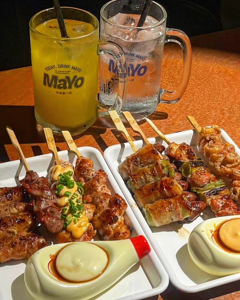 짱 유명해져서 부산까지 온 야키토리 집‼️
전포 #마요네즈

대구에서 정말 맛있게 먹었던 마요가 전포에 생겼다고 해서 
다녀왔습미다🫶🏻
망고 하이볼과 꼬치세트, 국물 떡볶이를 주문했어요!
쌀대롱 과자 찹찹 먹어주다보니 금방 꼬지가 나왔습니당 ㅎㅎ

음.......근데 동성로 본점?에서 처음 먹었던 맛과 감동을
다시 느끼지는 못했어요... ㅎㅎ
맛이 없었던건 아니지만 그때 정말 감동받아서 기대가 컸나봐요 ㅠ

국물떡볶이도 맛있긴 했지만  그냥 밀키트 느낌이어서
다음에 방문한다면 떡볶이는 주문 하지 않을 것 같아요!
마요는 앞으로 대구점만 가야겠네요 

대신 하이볼 종류도 많고 인테리어가 깔끔해요!
야외테라스 좌석이 잘 구비되어 있어 겨울에도
따뜻하게 안주 먹을 수 있는건 좋았습니다👍👍 

📍마요 전포점 ma_yo._.nnaise_jeonpo
부산 부산진구 전포대로190번길 26 1층

⏰️영업시간
월-목 17:00~3:00, 금-일  17:00~4:00
.
.
.
#전포카페거리 #전포술집 #서면술집 #서면데이트 #전포데이트
#전포맛집 #전포맛집추천 #마요 #mayo #야키토리 #하이볼
#전포하이볼맛집 #동성로마요네즈 #동성로술집