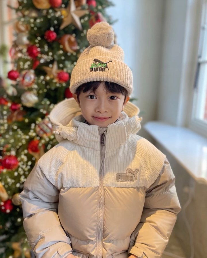 #광고 karymarket_
#황찬서 👉🏻 캐리마켓
▪️132cm 26kg 140 210

.
.
.

유니크한 제품을 큐레이션 하는 
패밀리 라이프스타일 편집샵!

가로수길 플래그십 스토어 등 전국 20개 
내외 오프라인 매장 및 온라인 홈페이지 있지요.

• PUMA KIDS 캐리마켓 입점 했대요❣️

스포티 & 트렌디 스타일로 사랑받는 
글로벌 브랜드 PUMA의 키즈 라인 !

찬서가 #축구꿈나무 라서 푸마를
평소 좋아하던 브랜드라 너무 행복해 합니다.

푸마 풋살화도 예쁘던데 
축구친구들 모여라 ⚽️⚽️⚽️

 
.
.
.
.
.

#KARYMARKET #캐리마켓 #푸마키즈 #푸마 #PUMAKIDS #PUMA #맨시티 유니폼 브랜드라 더 좋아하는 푸마🐈‍⬛ #크리스마스트리 #예쁘 🧑🏻‍🎄🎅🏻