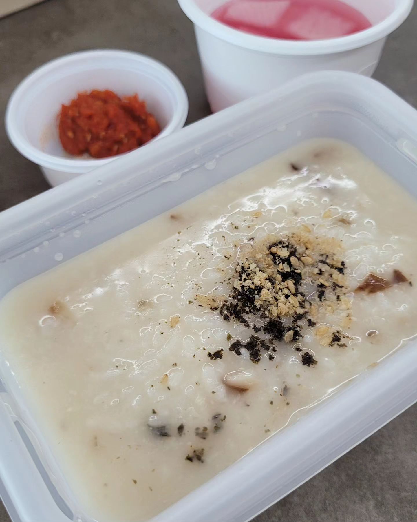 시간 쪼깨고 아껴가며 발전하고 싶고
나아가고 싶고 더 크게 성장하고 싶고
빨리 디지털노마드도 이뤄 두고 싶은 맘에
또... 번아웃때 생각 못하고 달려 버렸어요😔

남들에게 보여지는게 다가 아닌데
내몸 상하는줄 모르고
아이가 방학이 되니
베이킹수업과 N잡러 엄마는
눈 떠서부터 잠 잘때까지 쉴틈이 없고

근데 중요한건 다그치는 사람 하나 없었는데
혼자 내스스로 정해놓은 틀에 맞춰
숨가쁘게 살았더라구요~

시작은... 그저께 밤부터 서지후가 열 나기 시작했는데
그게 또 저한테 영향을 끼치고
염려와 달리 건강 체질인 아들은 약 두번 먹이니 열잡히고 
컨디션도 회복하고 항상 최대 피해자는 엄마인 저😓

독감은 아닌데 이렇게 통증이 심한건 뭘까요?
류마티스약을 끊어서일까요?ㅜ
진통제도 잘 안듣고 오늘 종일 식은땀에 오한 들어
누워있다가 겨우 정신 차렸거든요

스스로 챙겨먹을 힘도 없어서 맨밥 몇번 구겨 넣고 약먹고 누웠는데 그래서 이번 주말 수업이 본의 아니게 미뤄져서 죄송한 마음뿐인데,,,

수강생분께서 저희집으로 죽배달을 시켰다는 카톡이!! 뙁!
저 진짜 감동 받은게 남편도 요렇게는 못챙기는데
어떻게 죽 보낼 생각을 하신건지
센스에 놀라고 감사함에 감동해버렸지 모예요!

요즘 진짜 전번이랑 주소만 알면 스마트한 시대네요
다들 명절 준비로 한창 바쁠때인데
제 소식이 뜸해도 저 살아는 있습니다🤗

당분간 협찬피드 체험단 및 협업 자제 하고 천천히 갈께요
스마트스토어 사진 보정부터 헤매고 있거든요
업체에 맡기는게 나을까요?
강의 듣고 이해 하는것도 예전 같지 않고
위탁판매글 하나 제스타일로 완성하는거 조차 버거워요
😭😭😭😭😭😭

쌤들~ 건강 잘 챙기며 일해요!
아프니까 일 못해서 마음이 더 괴로워요
해야 할일은 많은데 못해서 숙제 안한 기분이랄까😙

#잘먹고기운차려볼께요 #감사합니다
#감기몸살조심 #불경기라는데 #다들장사가잘돼보여요
#내가아는사람들만그런건지😘 #체감제로 #멋짐폭발
#여수베이킹클래스 #좋아요누르러들와서 #쇼핑하고나가는나란여자 #본죽 #셀프요양중