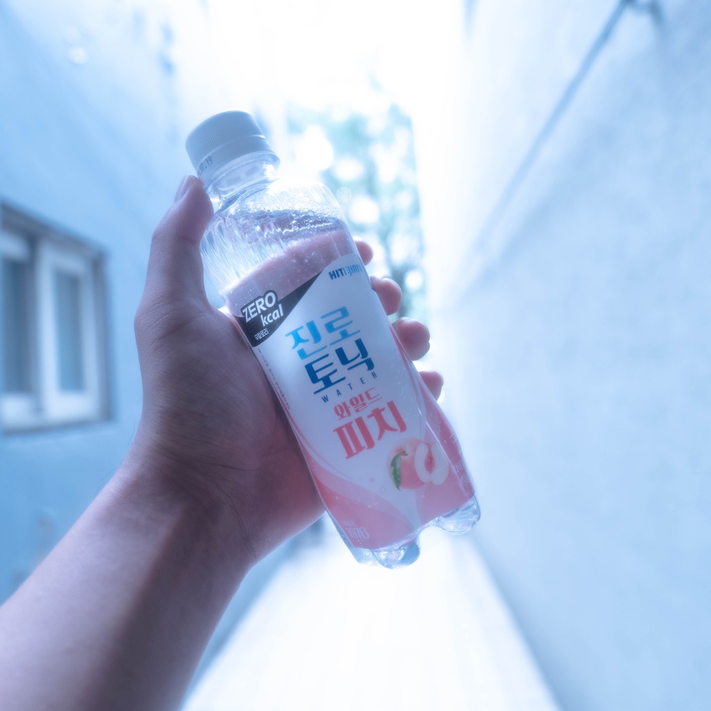 #협찬 진로토닉워터 와일드 피치를 마셔봤어요.
(국내산 개복숭아!!)

예쁜 핑크핑크 패키지 
진로토닉워터 와일드 피치는 진로토닉워터의 상큼한 맛에 복숭아의 달콤함이 더해진 제품인데요, 톡 쏘는 탄산과 달콤한 복숭아의 조화가 정말 조화롭더라고요. (제로 칼로리 ㄷㄷ)

특히, 요즘 비오는 날에 시원하게 마시면 더더욱 상큼하게 느껴질 것 같아요.

소토닉(소주+토닉워터), 하이볼(스피리츠+토닉), 에이드 제조 모두 활용 가능해요!

혹시 아직 진로토닉워터 와일드 피치를 드셔보지 못하셨다면, 꼭 한번 드셔보세요

✔ 식품등의 표시기준에 의거,100mL당 4kcal 미만 시 무칼로리 표시
✔ 소토닉 및 하이볼은 성인용 레시피입니다.

 #진로토닉워터 #진로토닉워터와일드피치 #피치토닉 #소토닉 #하이볼 #에이드 #하이볼레시피 #토닉워터신제품 #하이트진로음료