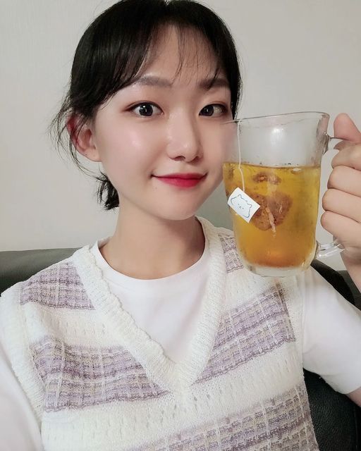 캉윤진 on Instagram: "#광고 올댓뮤즈에서 소유님이 소개한 호박차 🎃 시원하게 마시면 ✌️라인 되는 부엇냥 호박티 🧡 . . . #호박차 #호박티 #부엇냥 #올댓뮤즈 #소유"