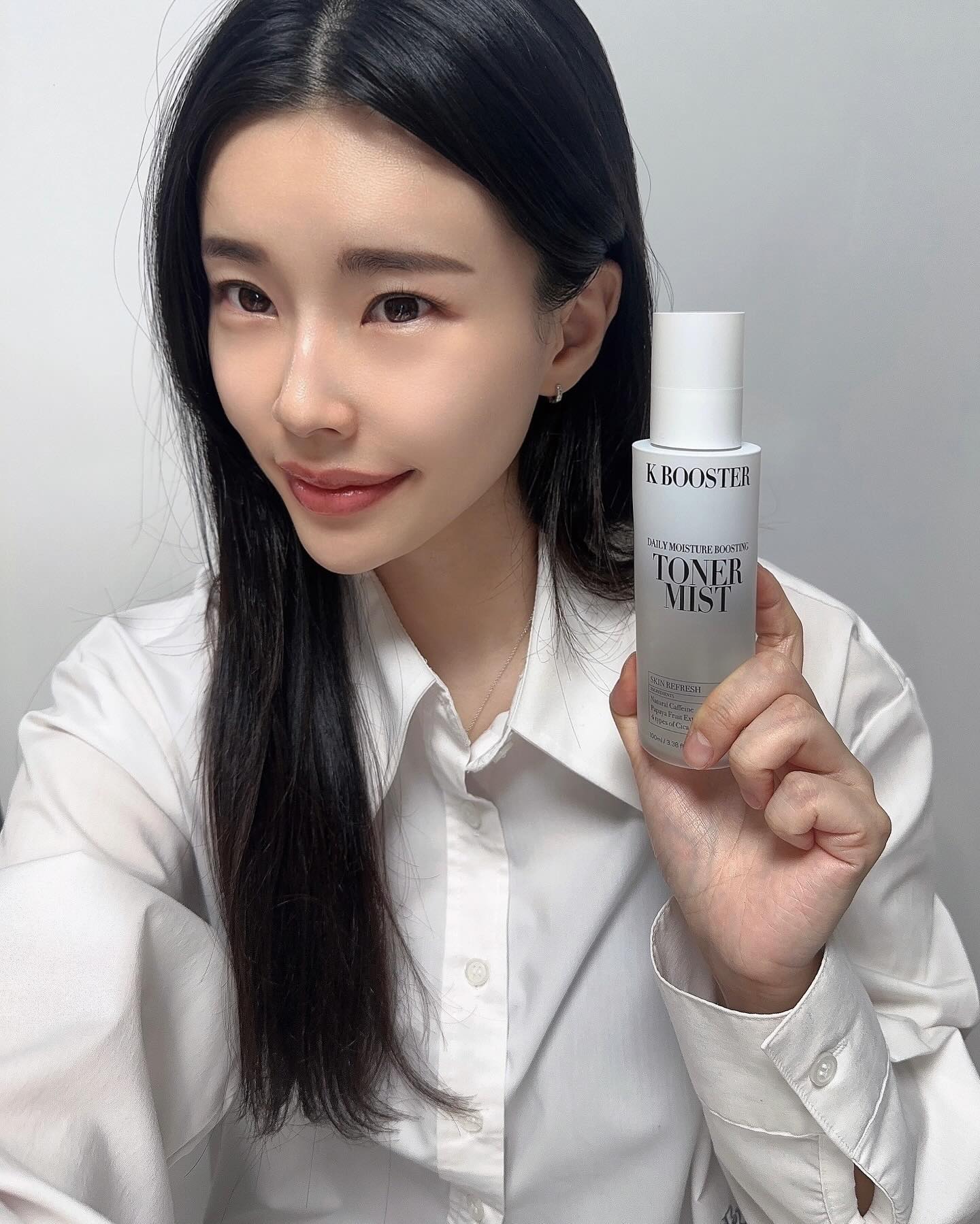 #협찬 kbooster.kr

붓기없이 생기 있고 촉촉한 피부를 경험하고싶다면 1초컷 붓기미스트로 불리우는 케이부스터 데일리 모이스처 부스팅 토너 미스트를 추천드려요! 세안 후 건조한 피부의 속당김을 해결해줄 뿐만 아니라 환절기 피부결이 푸석해지고 거칠어진 피부까지 부드럽게 정돈하여 매끈한 피부를 만들어줘요:) 

100% 내추럴 이탈리아산 커피카페인 사용으로 붓기 완화에 도움을 주고 미백기능성 제품으로 안색을 밝게 해주는 토너와 미스트 2 in 1 멀티태스킹으로 지친 피부에 생기충전을 해주니 피부안색도 좋아진 느낌이라 좋아요 ✨✨🌿

제품에대한 정보는 청담동 탐클리닉과 자사몰에서 만나볼 수 있어요 🤍 www.kbooster.kr

#붓기미스트 #생기충전미스트 #보습미스트 #부스팅미스트  #광채미스트 #붓기제거 #케이부스터 #토너미스트 #kbooster #붓기제거미스트