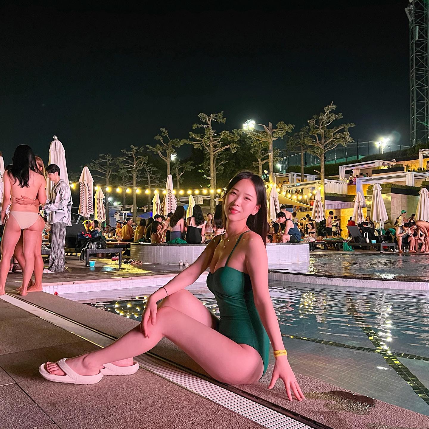 부산피드 다 못 올렸지만... 반얀트리 풀파티 초대해주셔서 다녀와뜸✌🏻
이날 비오 봤다!
사실 나 비오 얼굴 이날 처음 알았지만... 좋다🤭

내년에도 초대해주세요🫶🏻
.
부산 피드 유럽 가기 전에 다 털고 가야하는데
너무 바쁜 요즘...생존 신고🫠
10/4 출국인데 10/2 까지 일함...
응... 추석에도...
.
.
.
.
.
.
#반얀트리 #반얀트리풀파티 #반얀트리클럽앤스파 #풀파티 #호텔풀파티 #모노키니 #swimwear #비키니 #poolparty #여름 #좋아요반사 #lfl #ootd #hot #셀피 #vip #게스트
