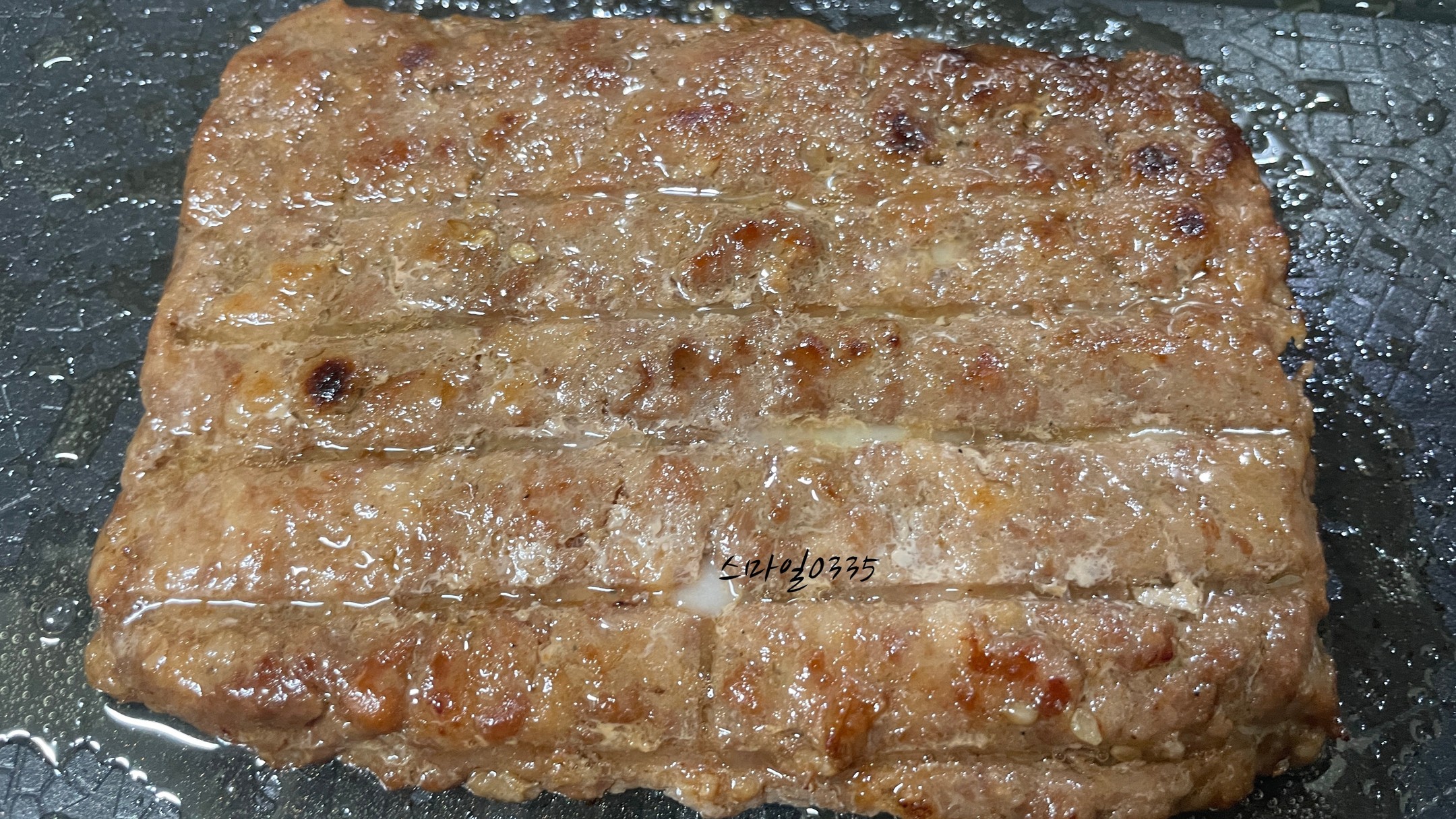 짭쪼름한 맛이 매력적인 #수제떡갈비
이미 맛집으로 소문이난 #형제송정떡갈비
-
수제떡갈비 2인(400g)
32년 전통의 전라도 광주맛집
-
정말 떡같이 굵은 떡갈비만 먹었었는데
형제송정떡갈비는 얇고 육즙도 진짜 한가득
씹을수록 육즙이 주르르르륵
-
오프라인으로 기다리고 먹지않아도 되는
이제는 내 집에서 편하게 주문해서 즐길 수 있는 굿굿굿
-
1+ 이상 국내산 한우로 인공첨가물 없이 만들어져
더욱 안심하고 먹을 수 있는 떡갈비
-
밥한그릇 뚝딱 반찬 최고
-
밥태기온 친구들 있다면 전라도 광주 맛집
32년 전통 수제떡갈비 고고고
-
https://smartstore.naver.com/tteokgalbi/products/9133031107
-
#형제송정떡갈비 #광주맛집 #광주맛집추천 #밀키트 
#밀키트맛집 #떡갈비 #떡갈비맛집 #떡갈비맛집추천 #떡갈비밀키트 
#전라도맛집 #아이들반찬 #아이반찬 #밥반찬