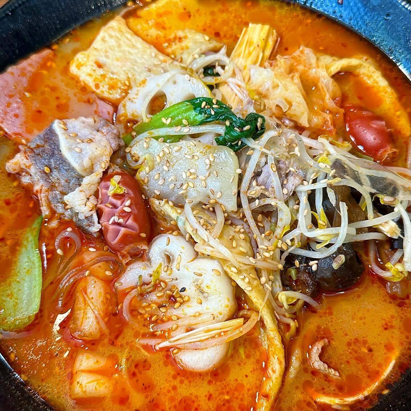 🐽 300번째 메뉴 : 창동역 샹츠마라 

︎꿔바로우 대존맛 맛집인 #샹츠마라 
한국인 입맛에 최적화된 마라탕집은 무조건 샹츠마라 !!!

마라탕집은 위생논란이 많은데
#샹츠마라창동점 은 진짜 너무너무 깨끗했어요 
우리집 주방보다 깨끗한 마라탕집 👏🏻👏🏻
재료들도 다양하고 신선도 최상이예요 🥬✨

바삭 - 쫀득 - 새콤함의 삼박자가 너무 잘 어울어진
꿔바로우는 꼭 드셔보셔야해요 ㅠㅠㅠㅠ

창동점은 키오스크로 셀프로 무게 재는 시스템이예요
양껏 담았는데 다른 마라탕집보다 양이 훨씬 많은 느낌 ⁉️

매장도 넓직하고 단체석도 많고 사장님도 넘넘 친절하셔요 -!!
창동점은 배달로만 시켜먹었는데, 매장 가서 먹으면 
고슬고슬한 공기밥과 후식 아이스크림까지 무료 👏🏻
마라탕에 밥까지 말아서 배부르게 먹었어요 
((아이스크림도 초코, 딸기, 바닐라 맛별로 있어용 🍨))

🌠 가게 : 샹츠마라 창동점
🌠 주소 : 서울 도봉구 노해로63다길 17 2층
🌠 영업시간 : 10:30 〰️ 24:00