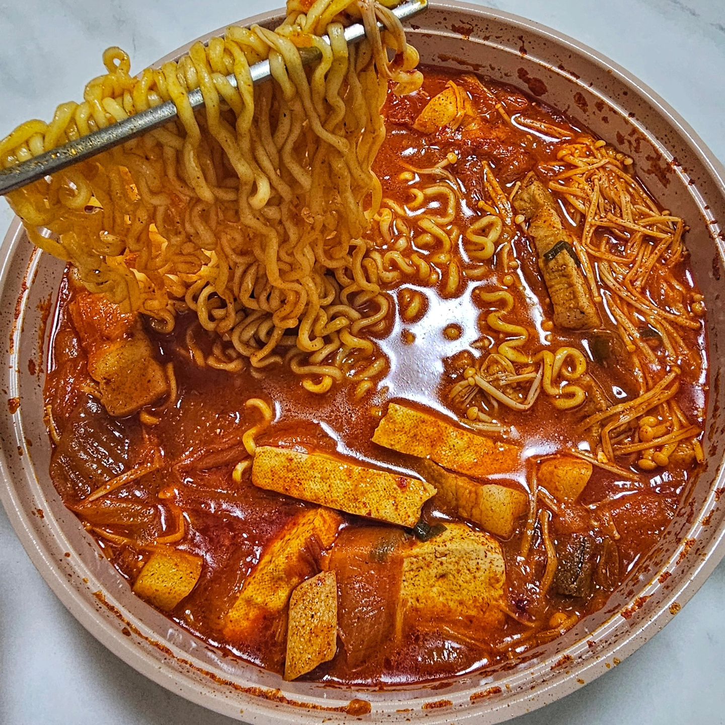 #배달 묵은지 김치찌개 맛집🔥

 [백락촌 김치찌개] 

푹익은 묵은지에 큼직한 통삼겹이 가득 들어있는데
오독한 식감의 팽이버섯에 부드러운 두부까지 

김치찌개 국물은 또 얼마나 찐한지 
라면사리까지 넣어주니 존맛ㅜㅜ 

밥한공기 뚝딱하고 토핑도 선택이 가능해서
통삼겹부터 대패, 우삼겹, 종류도 다양해서 너무 좋음 

반찬도 먹고싶은걸로 고를수 있어서
계란후라이 젓갈 동그랑땡 등등 다양해서 최고 👍🏻

#배달맛집#배달#청주배달#청주#돼지고기#복대동맛집#복대동#일상#맛집#맛집추천#청주맛집추천#복대동맛집추천#좋아요#김치찌개#돼지고기김치찌개#찌개#오늘도묵지_청주#김치찌개맛집