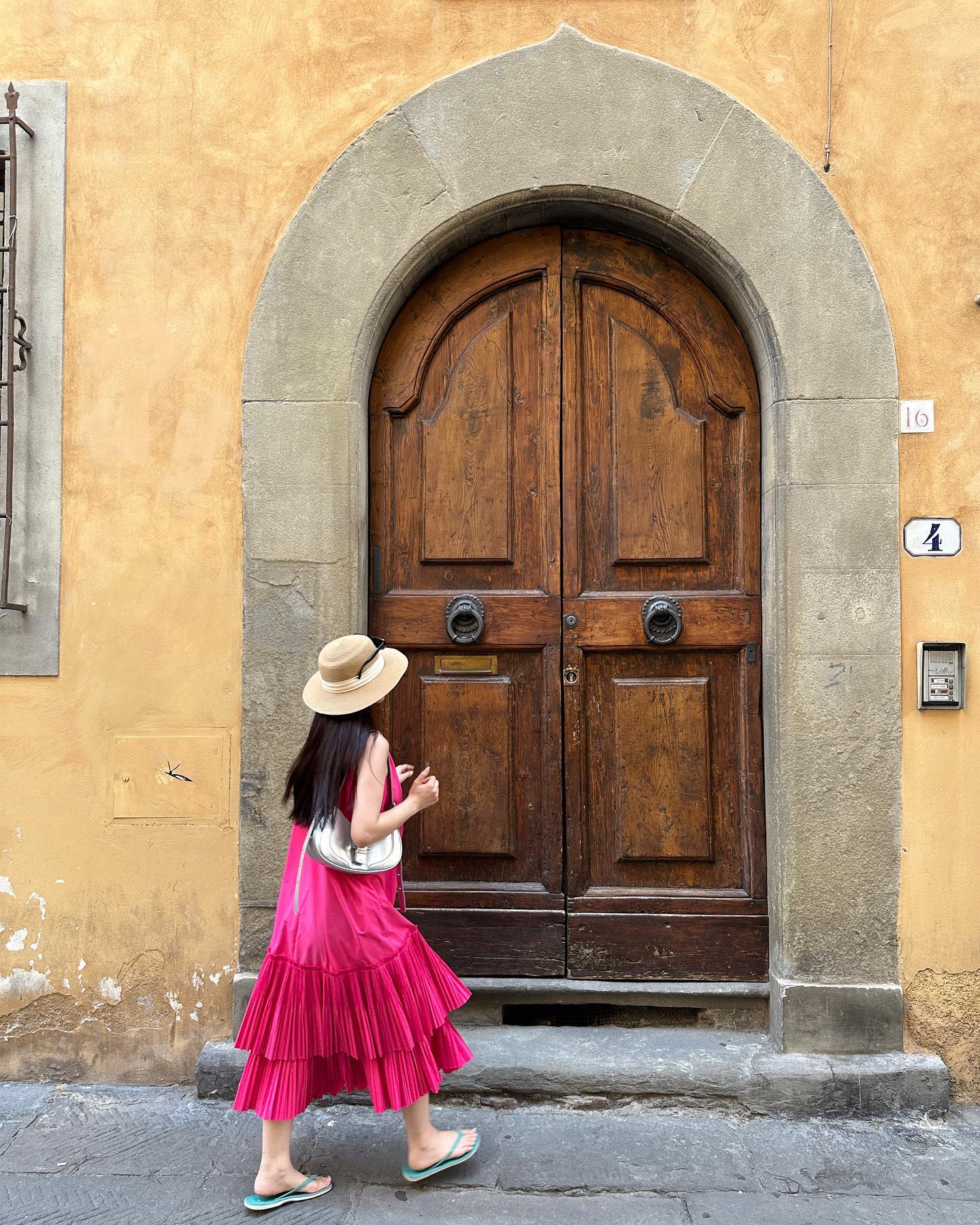 .
🇮🇹이탈리아 피렌체🇮🇹
대성당이 코 앞이라 위치가 너무 좋았던 호텔
운동화로 갈아신고 땀을 뻘뻘 흘리며 올라갔던 노을 맛집
그리고 고씨와 나의 잊지 못할 노을🌅
이탈리아는 다 좋았지만 최고의 여행지는 피렌체..
내 행복은 피렌체에 있었다
.
.
#florence #firenze #이탈리아여행 #피렌체 #유럽여행