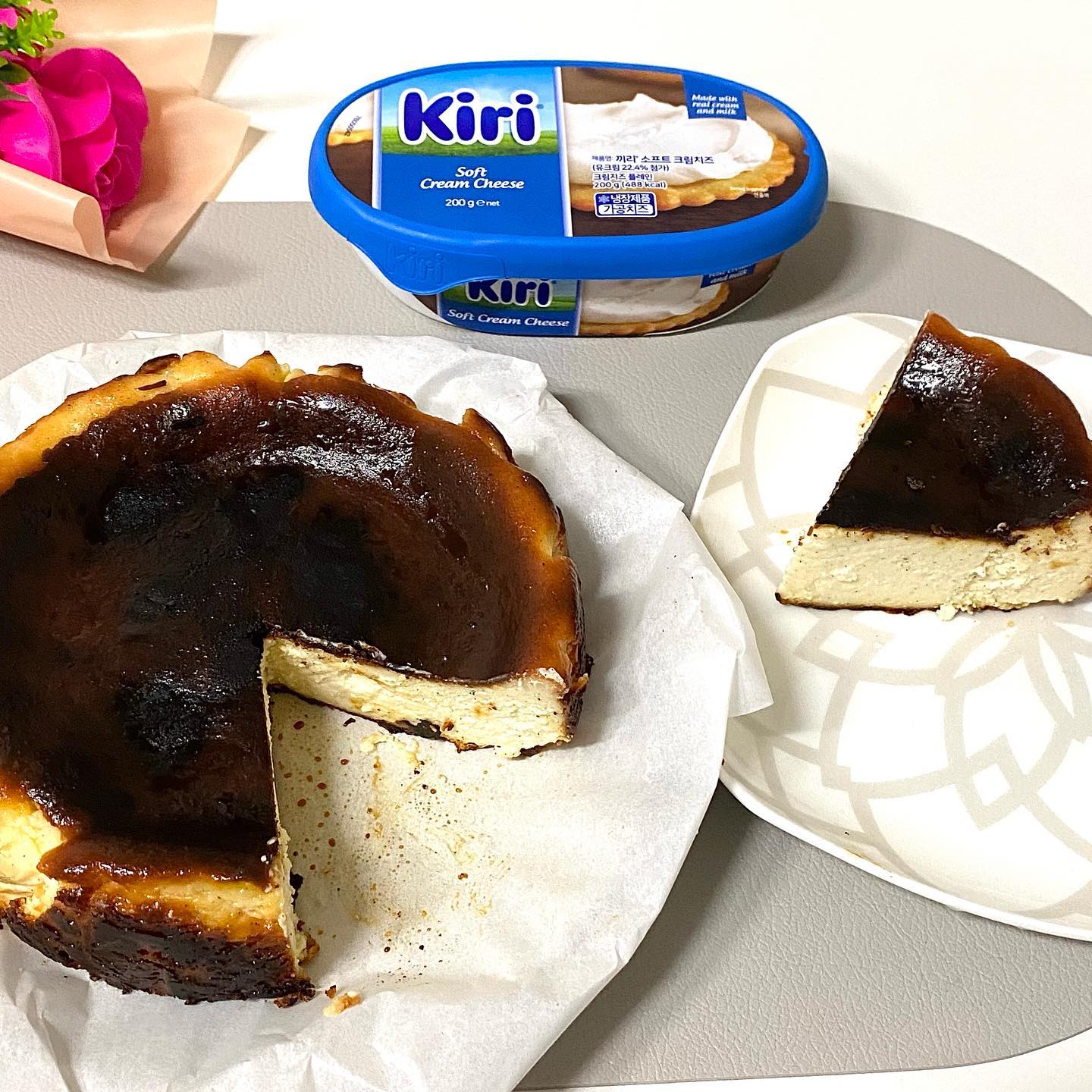 끼리 크림치즈로 바닐라빈 바스크치즈케이크 만들기🤍
바닐라빈 가득 넣어줬다! 단면을 예쁘게 못잘라서
 좀 아쉽지만 맛은 좋다🤍 끼리 크치로 만드니까 더 맛있당,, 믿먹!!! 

바치케 만들기 : 실온 상태의 끼리 크림치즈 400g을 부드럽게 풀고, 설탕을 섞은 후, 바닐라빈을 넣어서 데운 생크림과 섞고, 그 후, 실온 상태의 달걀을 섞고 고온으로 예열한 오븐에 굽는다. (230도 30분) 

#끼리 #끼리크림치즈 #끼리레시피 #끼리체험단