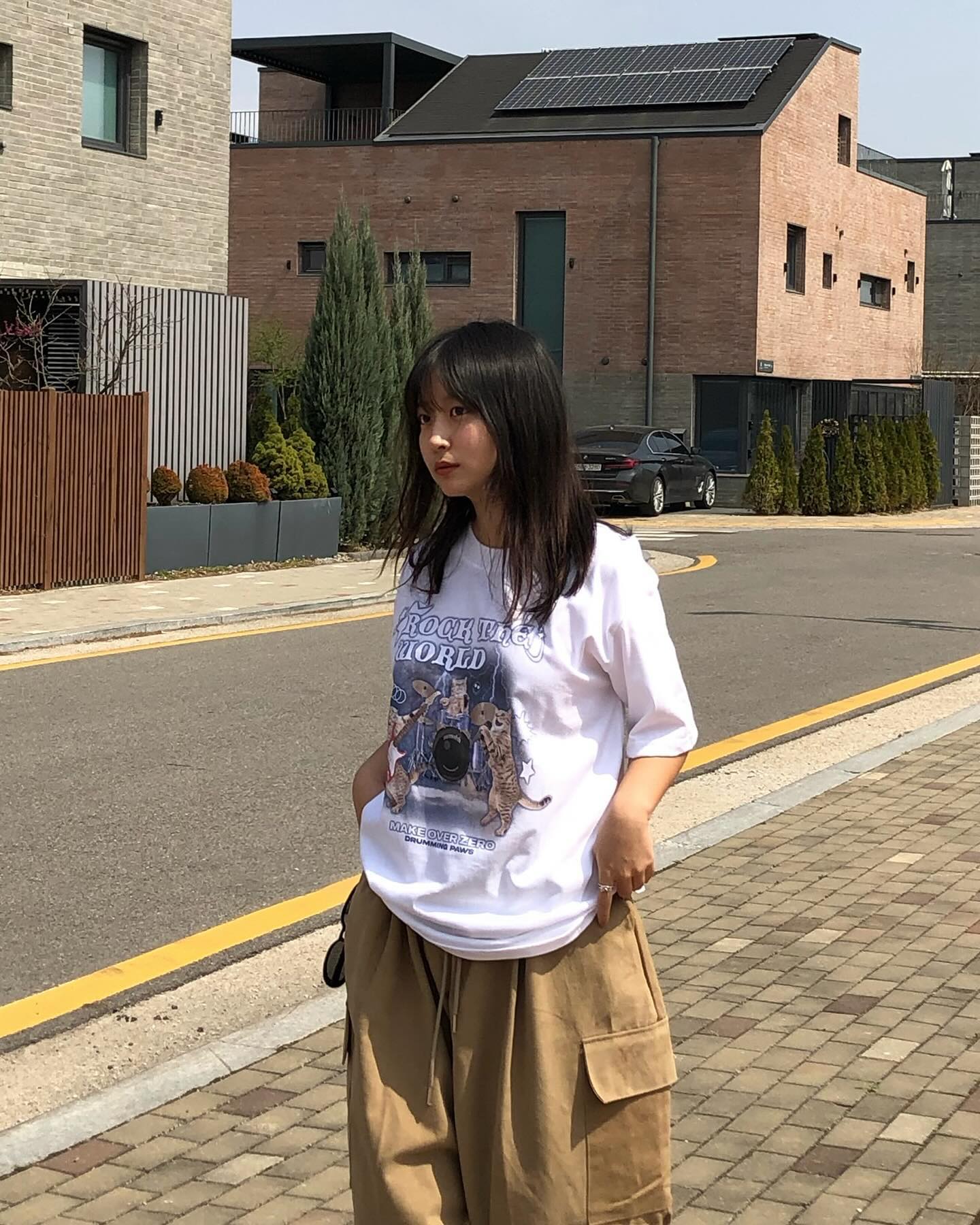 내 귀여운 락스타 고양이들 ㅜㅜ🐱🎸
귀여워서 어이없음 이 반팔 입으면 자신감 올라감 (?)
일교차 심해서 반팔에 아우터 필수다•• 🐈‍⬛🐈🐈‍⬛🐈

#나만없어고양이 #모즈모즈 #mozmoz #반팔티 #데일리룩
#일상패션 #데일리룩코디 #일상룩코디 #여름코디 #반팔티추천 
#반팔코디 #여자반팔티 #패션계정맞팔 #koreanstyles #koreanoutfit