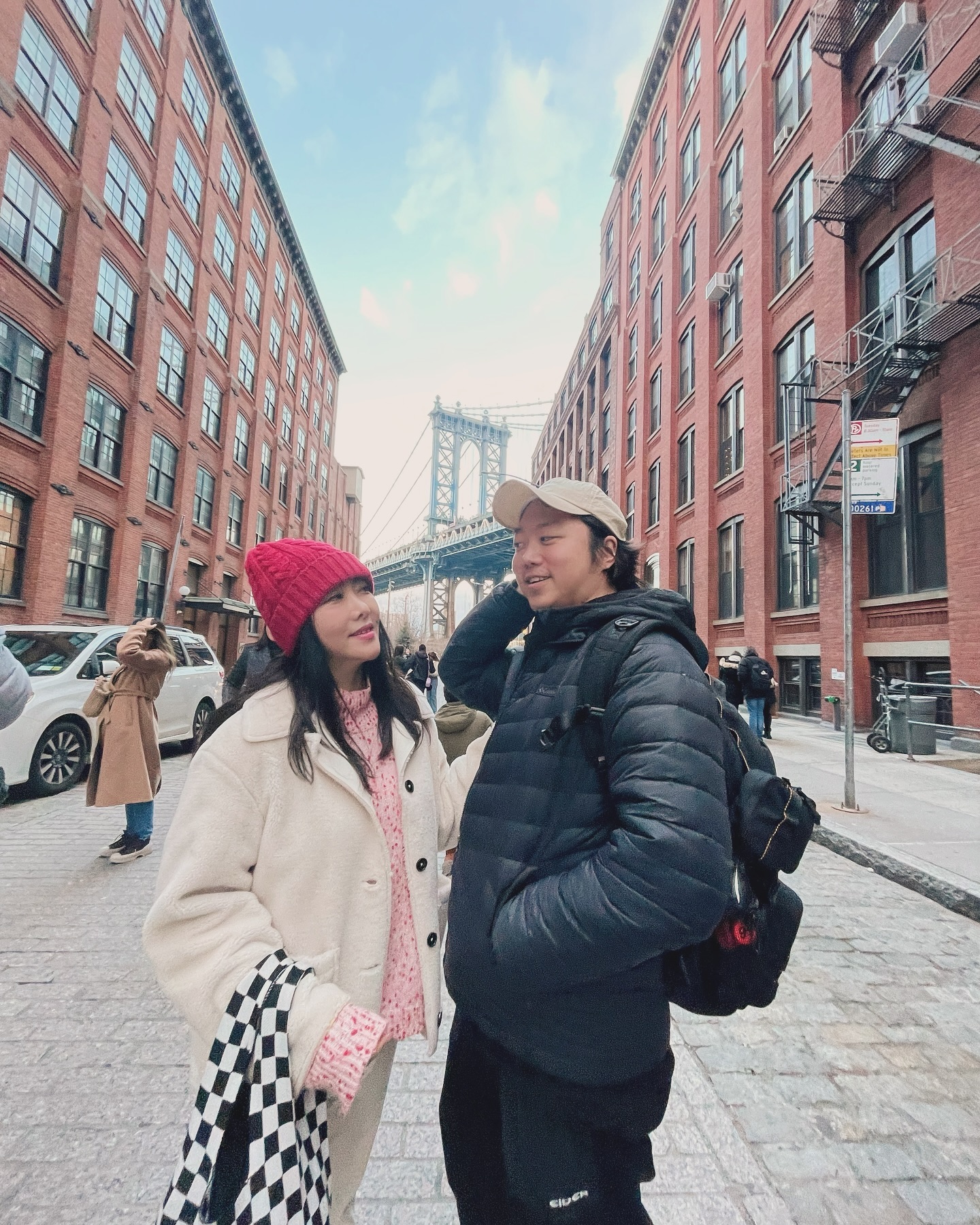우리에게 많은 것들을 준 뉴욕을 뒤로 하고 떠나던날.

덤보에서 보는 맨해튼 브릿지도 참 구도가 멋드러지긴 하지만 

브루클린쪽에서 보는 맨해튼 브릿지 모습과 야경은 정말 숨이 턱 막힐만큼 멋있었다.

뉴욕에 산다면, 브루클린에서는 살아볼만 하다는 생각이 들었다. 
인프라도 아주 좋고 교통도 잘 되어 있고 맨해튼과도 접근이 용이한 참 살기 좋은 동네인 듯 하다.

외국인들은 한국인들처럼 사진에 진심이지 않아서^^ 
비율 엉망으로 찍힌 수많은 컷 중에 좀 봐줄만하게 건진 우리 커플샷~

뉴욕이 우리에게 준 것들.

용기, 꿈, 맛집, 다이어트.. 🤣

#여행유튜버#세계여행#미국여행#여행다큐#NICEWEEK나이스위크#구독과좋아요는사랑입니다♥️ #미국여행#뉴욕여행#나이스위크뉴욕#여행기록