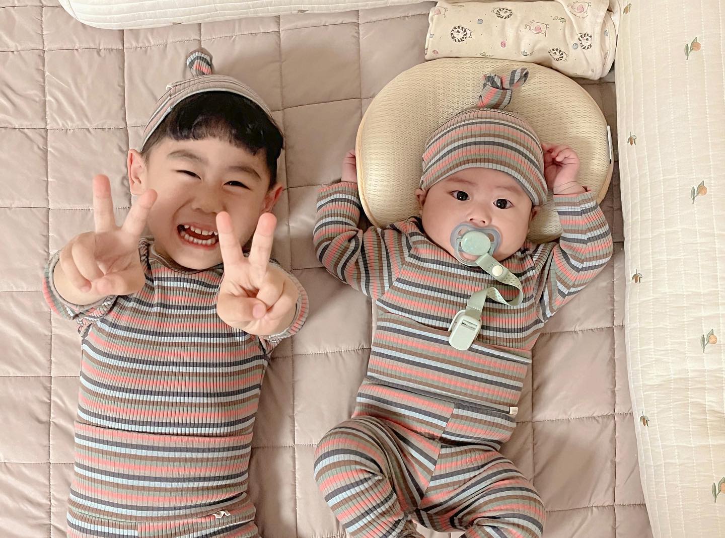 ⠀
찬일&진오
⠀
+ 1537 찬일
+ 116진오
⠀
투샷은 늘 사랑이다
같은 옷 입혀 놓으니 더 사랑이다
⠀
근데 김찬일 말 좀 들었음 좋겠다..
김진오 그만 좀 울었음 좋겠다..
⠀
그래도 둘은 사랑이다ꯁ.̮ꯁ
