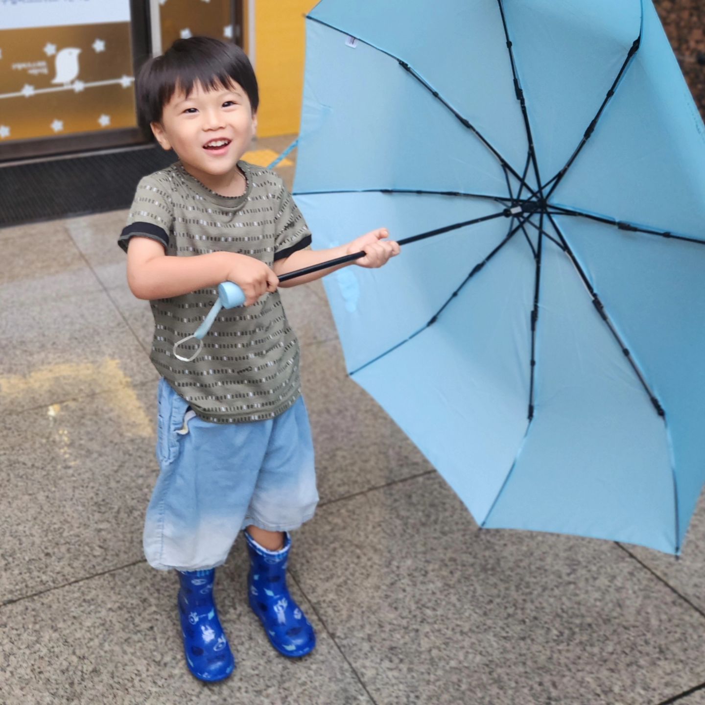 비오는 날 필수템
장화와 우산만 있음 
신남, 
개구쟁이 4살 너의 미소♡

#귀여워정말