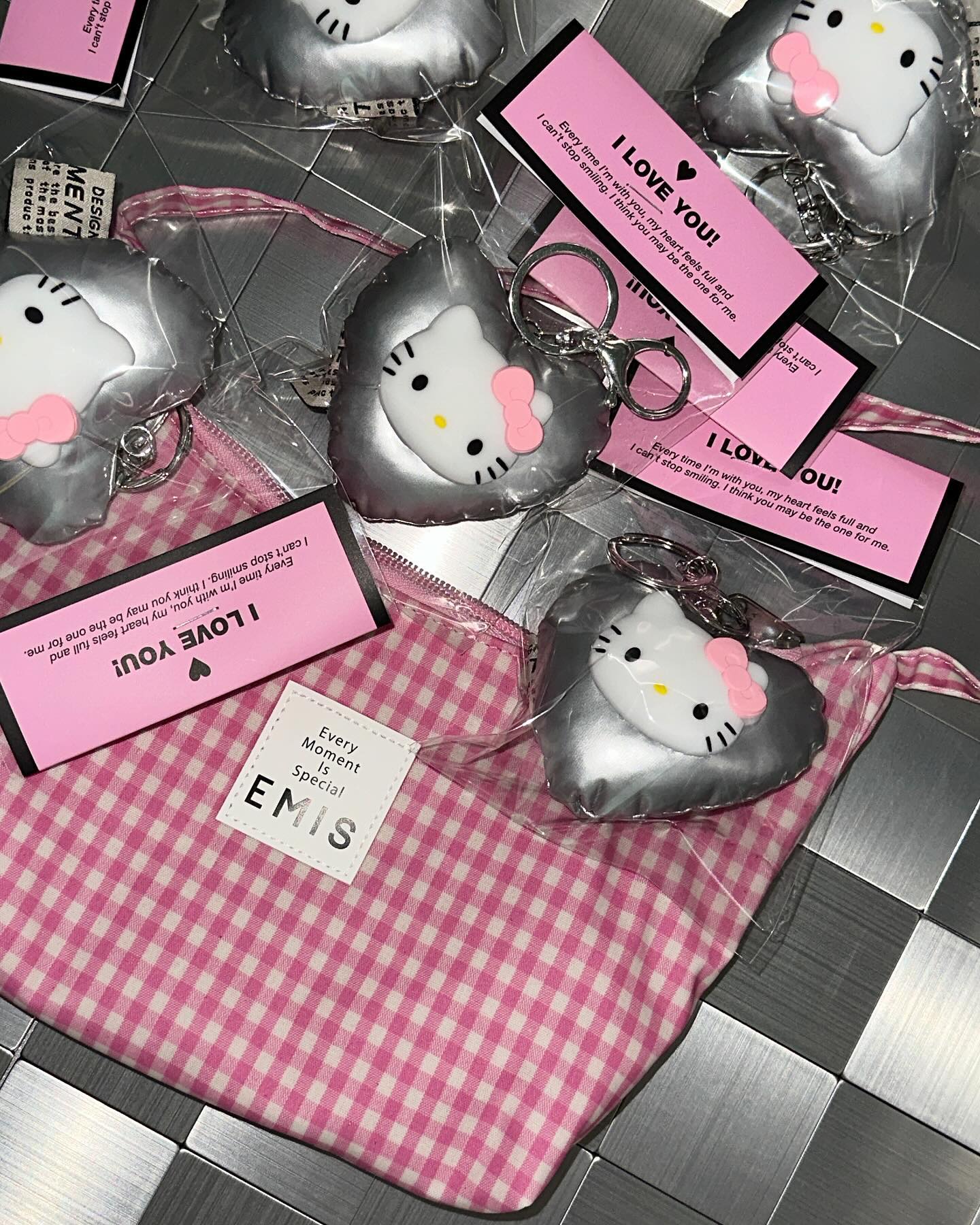 봄을 너머 여름가방 준비하는 나 오바육바어떤데💖🖤💖🖤💖
퇴근하자마자 백꾸놀이🎀🫧 행벅해..🫧🫧
목걸이 패키지에 왔던 하트도 요렇게 하니까 예뻐어..🥹🫶🏻🫶🏻🫶🏻
먼저 개시해버린 우정키링🐰.. 나 여자네..🤭🫧🫧

#이미스 #이미스가방 #이미스호보백 #이미스호보백핑크 #이미스핑크 #이미스체크호보백 #여름가방 #호보백 #키링 #가방키링 #키티 #키티키링 #가방꾸미기 #백꾸 #우정키링 #selfie #ootd #date #fashion #fashionstyle #fff #Kkk #일상 #데일리룩 #패션 #패션소통
